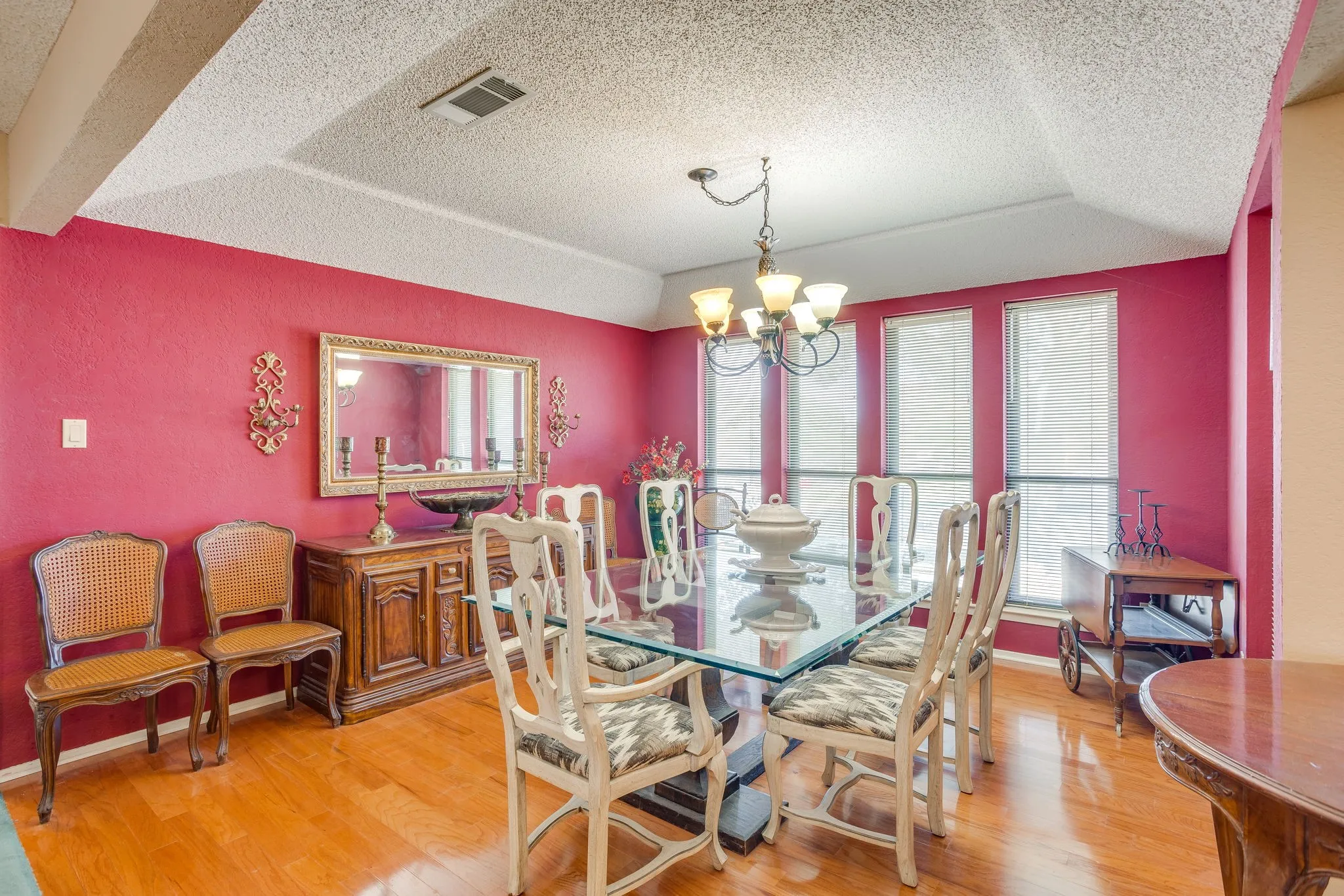 Single Family Residence For Sale in Tarrant County , 4155 Church Park Court, Fort Worth, Texas 76133, 4 Bedroom, 4 Bathroom, 2 Garage spaces, 3,344 Sqft, built in 1980, mls#21420555, Real Estate Agent in Fort Worth, Homes For Sale in Tarrant county, Homes For Sale in Fort Worth, Realtor in Fort Worth Texas, Real Estate Brokerage Independent Realty Texas, Luminita Cordes Realtor