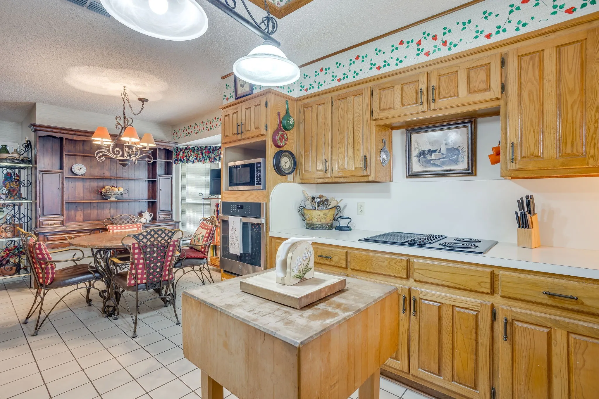 Single Family Residence For Sale in Tarrant County , 4155 Church Park Court, Fort Worth, Texas 76133, 4 Bedroom, 4 Bathroom, 2 Garage spaces, 3,344 Sqft, built in 1980, mls#21420555, Real Estate Agent in Fort Worth, Homes For Sale in Tarrant county, Homes For Sale in Fort Worth, Realtor in Fort Worth Texas, Real Estate Brokerage Independent Realty Texas, Luminita Cordes Realtor