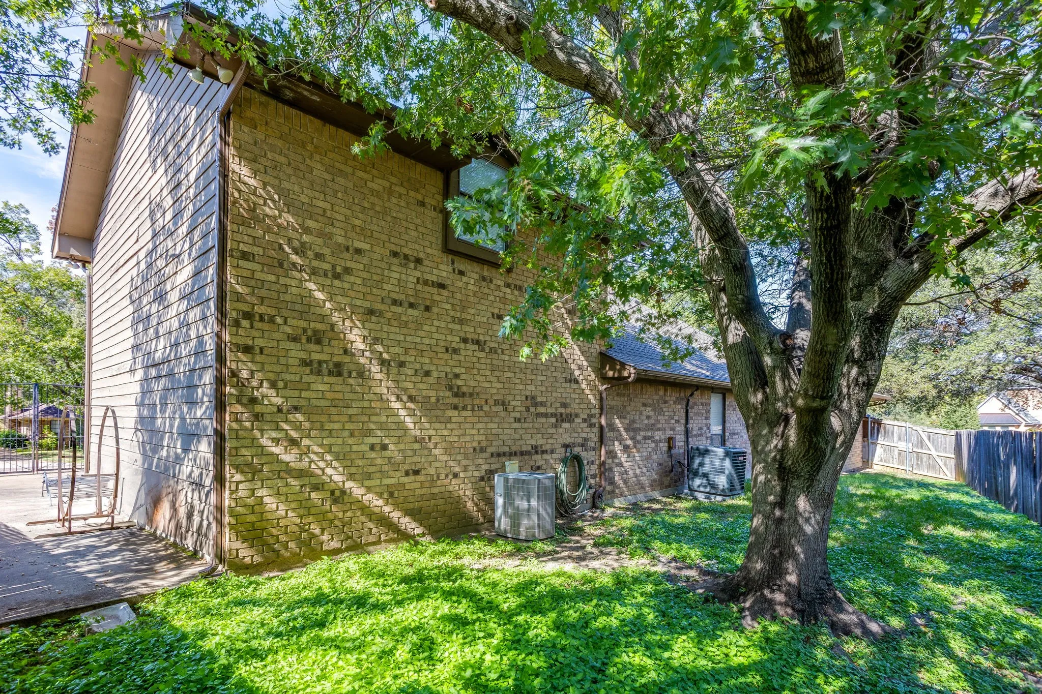 Single Family Residence For Sale in Tarrant County , 4155 Church Park Court, Fort Worth, Texas 76133, 4 Bedroom, 4 Bathroom, 2 Garage spaces, 3,344 Sqft, built in 1980, mls#21420555, Real Estate Agent in Fort Worth, Homes For Sale in Tarrant county, Homes For Sale in Fort Worth, Realtor in Fort Worth Texas, Real Estate Brokerage Independent Realty Texas, Luminita Cordes Realtor