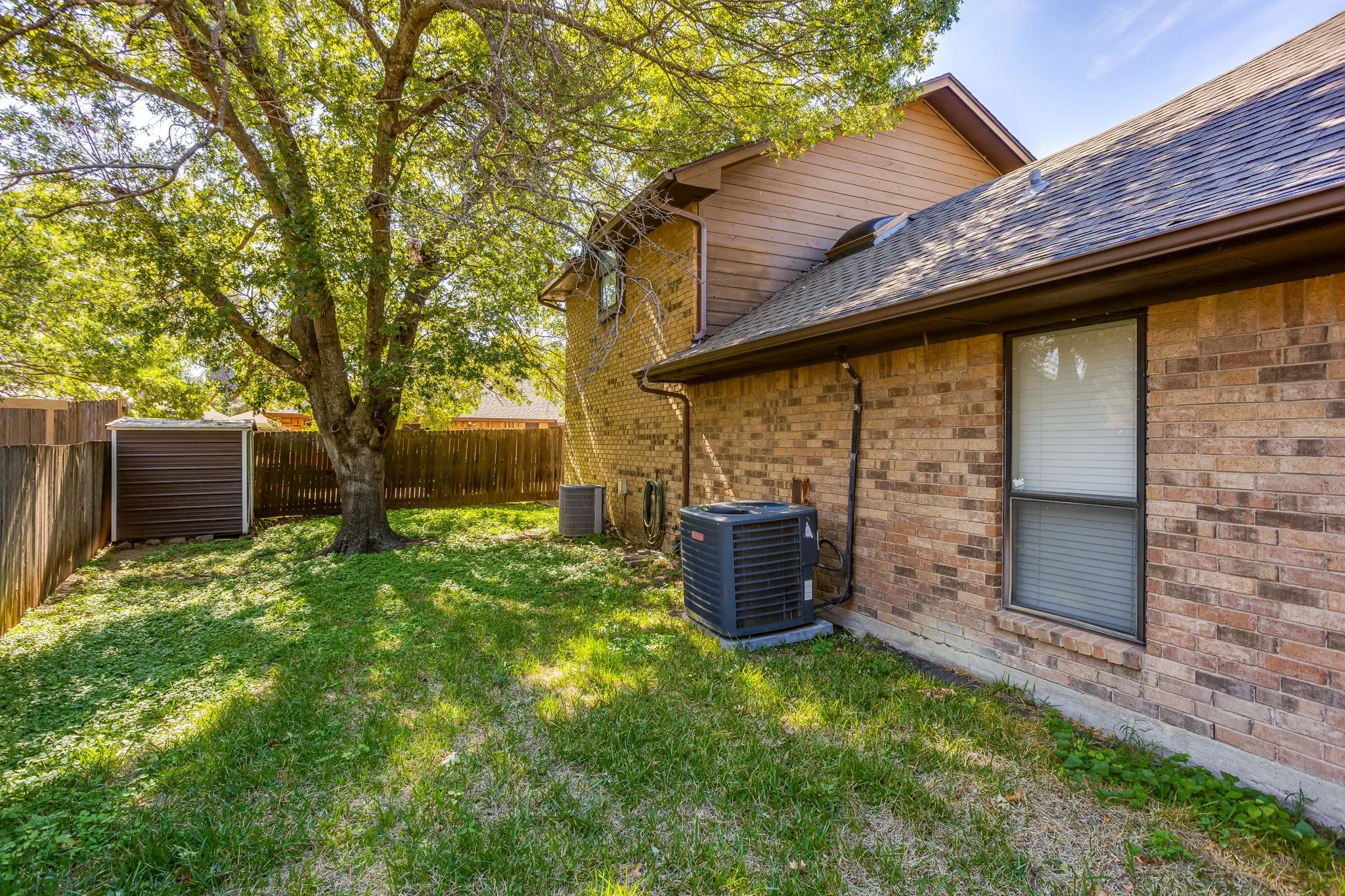 Single Family Residence For Sale in Tarrant County , 4155 Church Park Court, Fort Worth, Texas 76133, 4 Bedroom, 4 Bathroom, 2 Garage spaces, 3,344 Sqft, built in 1980, mls#21420555, Real Estate Agent in Fort Worth, Homes For Sale in Tarrant county, Homes For Sale in Fort Worth, Realtor in Fort Worth Texas, Real Estate Brokerage Independent Realty Texas, Luminita Cordes Realtor