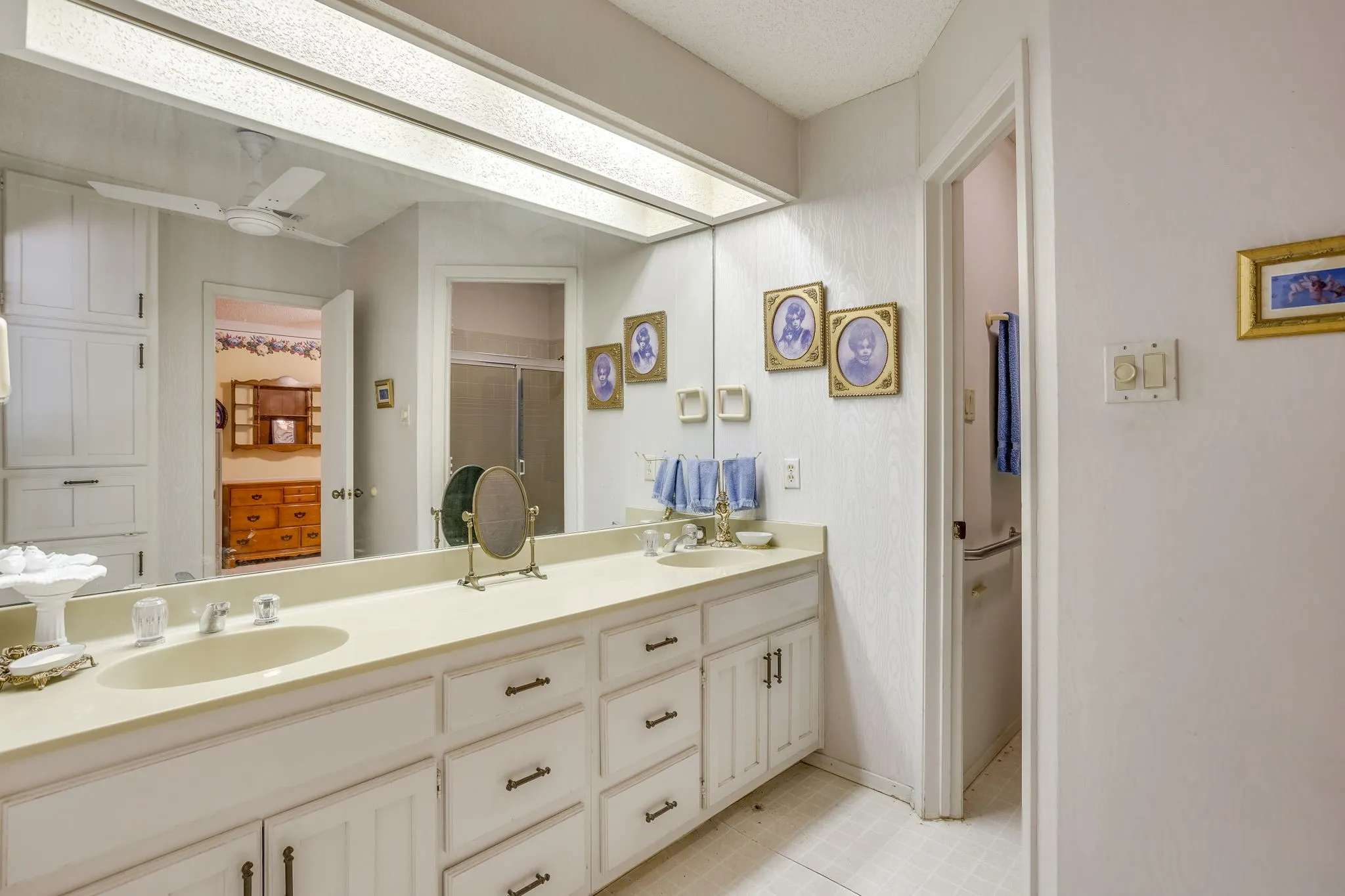 Single Family Residence For Sale in Tarrant County , 4155 Church Park Court, Fort Worth, Texas 76133, 4 Bedroom, 4 Bathroom, 2 Garage spaces, 3,344 Sqft, built in 1980, mls#21420555, Real Estate Agent in Fort Worth, Homes For Sale in Tarrant county, Homes For Sale in Fort Worth, Realtor in Fort Worth Texas, Real Estate Brokerage Independent Realty Texas, Luminita Cordes Realtor