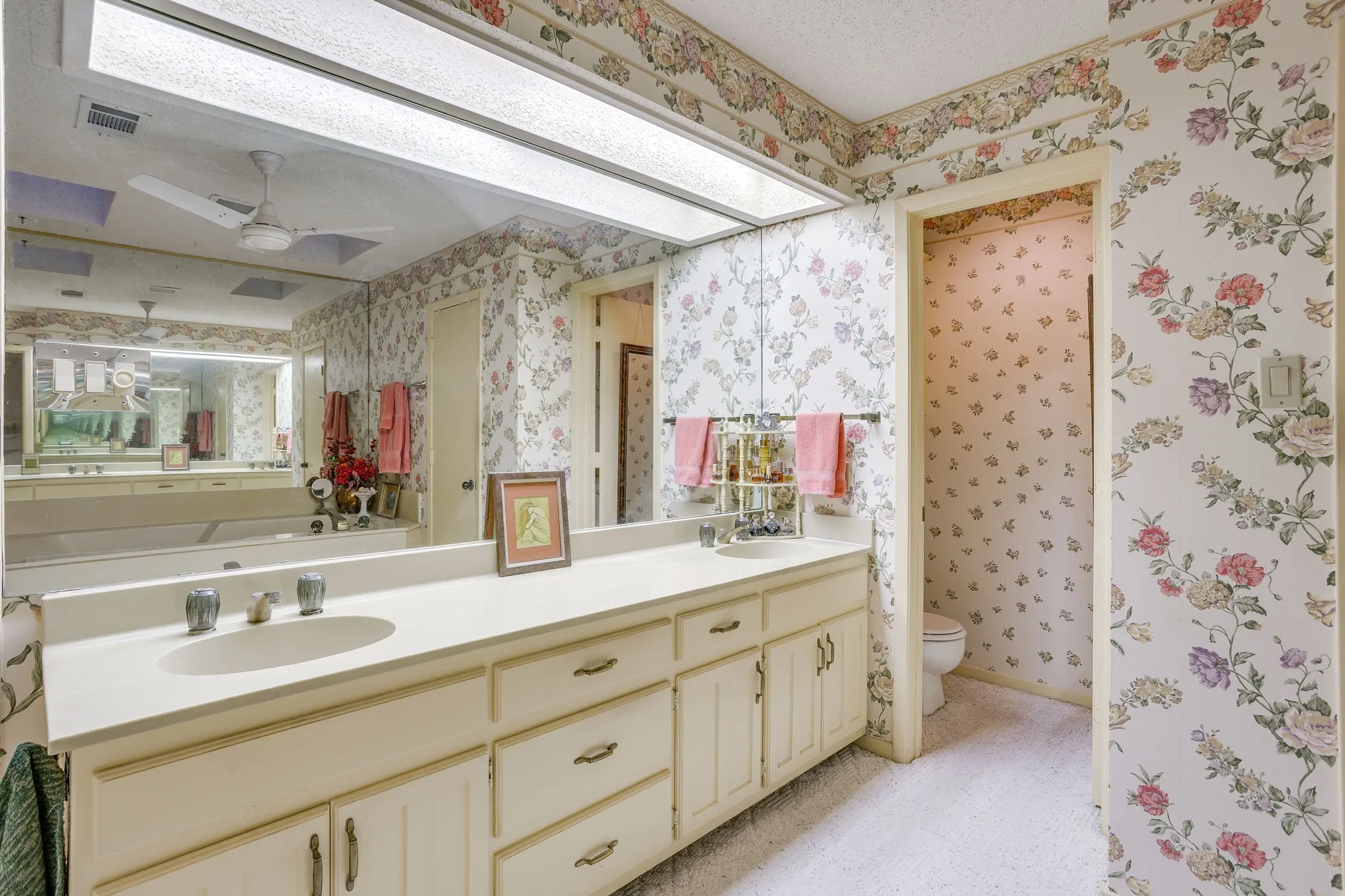 Single Family Residence For Sale in Tarrant County , 4155 Church Park Court, Fort Worth, Texas 76133, 4 Bedroom, 4 Bathroom, 2 Garage spaces, 3,344 Sqft, built in 1980, mls#21420555, Real Estate Agent in Fort Worth, Homes For Sale in Tarrant county, Homes For Sale in Fort Worth, Realtor in Fort Worth Texas, Real Estate Brokerage Independent Realty Texas, Luminita Cordes Realtor