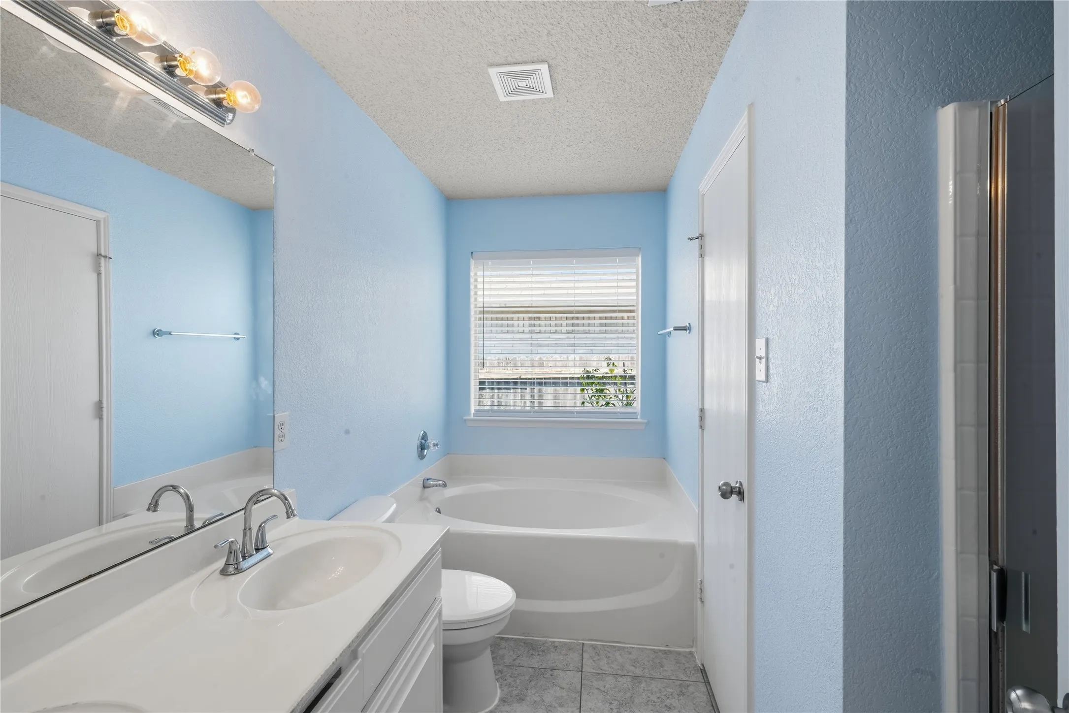 Single Family Residence For Rent in Tarrant County , 8404 Bowspirit, Fort Worth, Texas 76053, 3 Bedroom, 2 Bathroom, 2 Garage spaces, 1,546 Sqft, built in 2003, mls#21420640, Real Estate Agent in Fort Worth, Homes For Rent in Tarrant county, Homes For Rent in Fort Worth, Realtor in Fort Worth Texas, Real Estate Brokerage Independent Realty Texas, Luminita Cordes Realtor