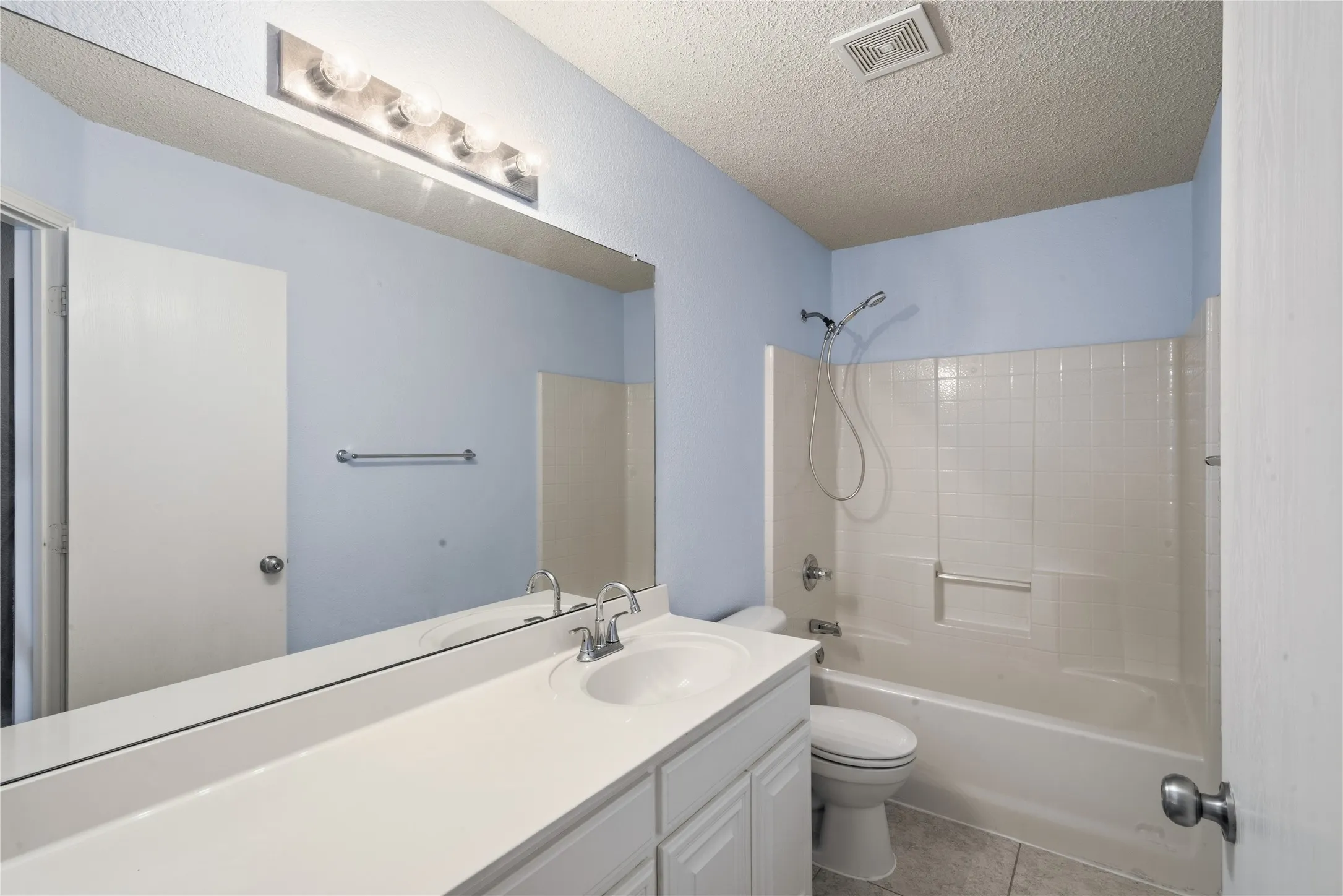 Single Family Residence For Rent in Tarrant County , 8404 Bowspirit, Fort Worth, Texas 76053, 3 Bedroom, 2 Bathroom, 2 Garage spaces, 1,546 Sqft, built in 2003, mls#21420640, Real Estate Agent in Fort Worth, Homes For Rent in Tarrant county, Homes For Rent in Fort Worth, Realtor in Fort Worth Texas, Real Estate Brokerage Independent Realty Texas, Luminita Cordes Realtor