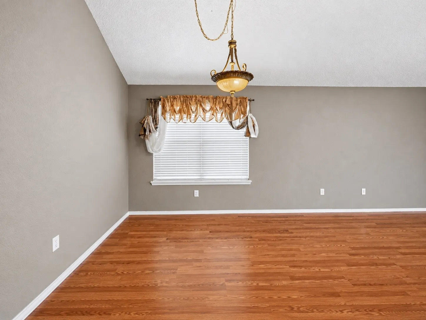 Single Family Residence For Rent in Tarrant County , 8404 Bowspirit, Fort Worth, Texas 76053, 3 Bedroom, 2 Bathroom, 2 Garage spaces, 1,546 Sqft, built in 2003, mls#21420640, Real Estate Agent in Fort Worth, Homes For Rent in Tarrant county, Homes For Rent in Fort Worth, Realtor in Fort Worth Texas, Real Estate Brokerage Independent Realty Texas, Luminita Cordes Realtor