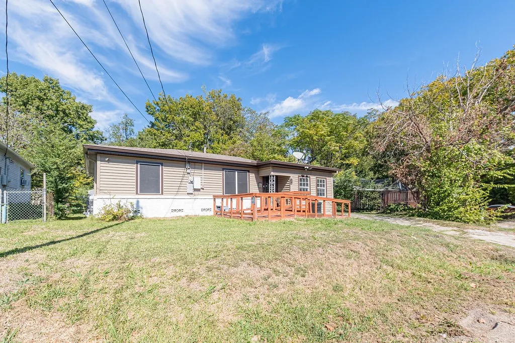 Single Family Residence For Sale in Hunt County , 1210 Pollard Street, Greenville, Texas 75401, 3 Bedroom, 2 Bathroom, Garage spaces, 1,140 Sqft, built in 1970, mls#21420631, Real Estate Agent in Greenville, Homes For Sale in Hunt county, Homes For Sale in Greenville, Realtor in Greenville Texas, Real Estate Brokerage Independent Realty Texas, Luminita Cordes Realtor