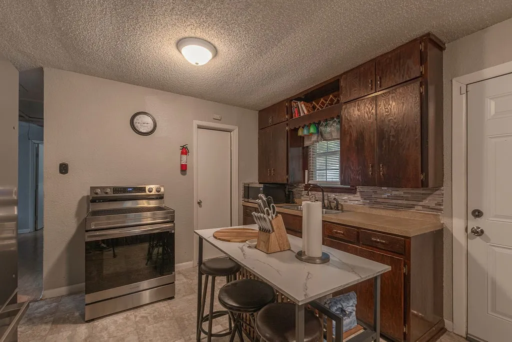 Single Family Residence For Sale in Hunt County , 1210 Pollard Street, Greenville, Texas 75401, 3 Bedroom, 2 Bathroom, Garage spaces, 1,140 Sqft, built in 1970, mls#21420631, Real Estate Agent in Greenville, Homes For Sale in Hunt county, Homes For Sale in Greenville, Realtor in Greenville Texas, Real Estate Brokerage Independent Realty Texas, Luminita Cordes Realtor