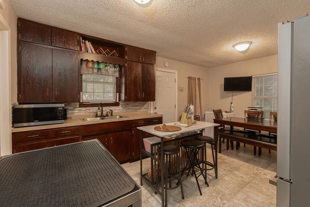 Single Family Residence For Sale in Hunt County , 1210 Pollard Street, Greenville, Texas 75401, 3 Bedroom, 2 Bathroom, Garage spaces, 1,140 Sqft, built in 1970, mls#21420631, Real Estate Agent in Greenville, Homes For Sale in Hunt county, Homes For Sale in Greenville, Realtor in Greenville Texas, Real Estate Brokerage Independent Realty Texas, Luminita Cordes Realtor