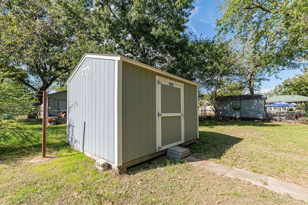 Single Family Residence For Sale in Hunt County , 1210 Pollard Street, Greenville, Texas 75401, 3 Bedroom, 2 Bathroom, Garage spaces, 1,140 Sqft, built in 1970, mls#21420631, Real Estate Agent in Greenville, Homes For Sale in Hunt county, Homes For Sale in Greenville, Realtor in Greenville Texas, Real Estate Brokerage Independent Realty Texas, Luminita Cordes Realtor