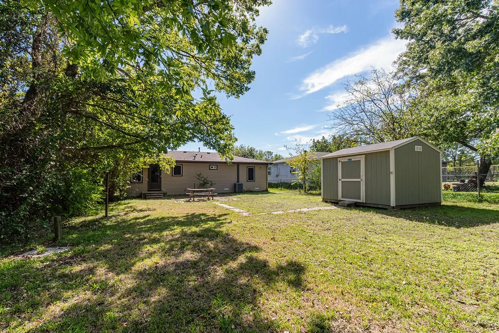 Single Family Residence For Sale in Hunt County , 1210 Pollard Street, Greenville, Texas 75401, 3 Bedroom, 2 Bathroom, Garage spaces, 1,140 Sqft, built in 1970, mls#21420631, Real Estate Agent in Greenville, Homes For Sale in Hunt county, Homes For Sale in Greenville, Realtor in Greenville Texas, Real Estate Brokerage Independent Realty Texas, Luminita Cordes Realtor