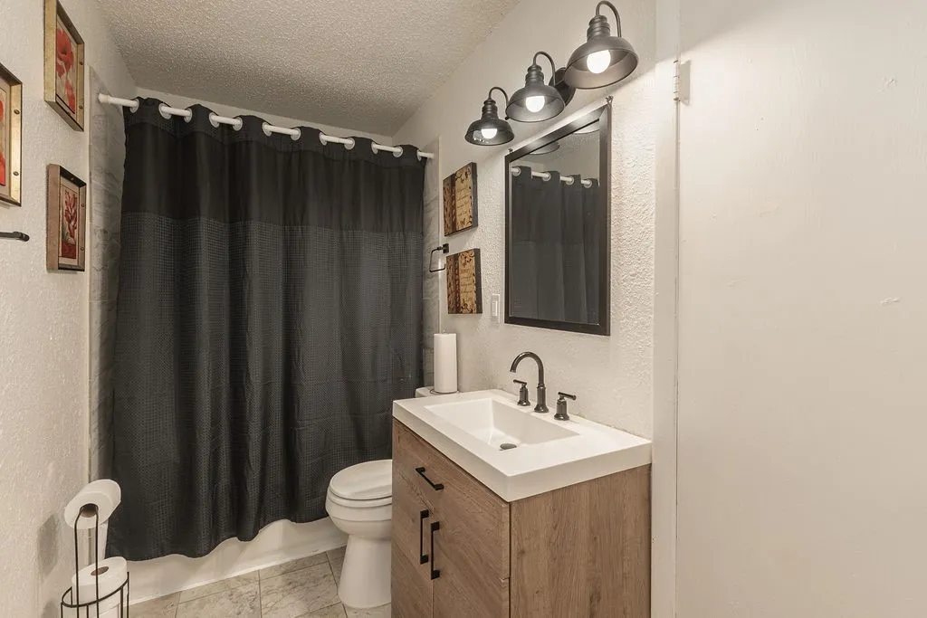 Single Family Residence For Sale in Hunt County , 1210 Pollard Street, Greenville, Texas 75401, 3 Bedroom, 2 Bathroom, Garage spaces, 1,140 Sqft, built in 1970, mls#21420631, Real Estate Agent in Greenville, Homes For Sale in Hunt county, Homes For Sale in Greenville, Realtor in Greenville Texas, Real Estate Brokerage Independent Realty Texas, Luminita Cordes Realtor