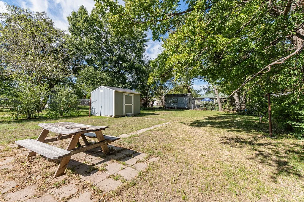 Single Family Residence For Sale in Hunt County , 1210 Pollard Street, Greenville, Texas 75401, 3 Bedroom, 2 Bathroom, Garage spaces, 1,140 Sqft, built in 1970, mls#21420631, Real Estate Agent in Greenville, Homes For Sale in Hunt county, Homes For Sale in Greenville, Realtor in Greenville Texas, Real Estate Brokerage Independent Realty Texas, Luminita Cordes Realtor