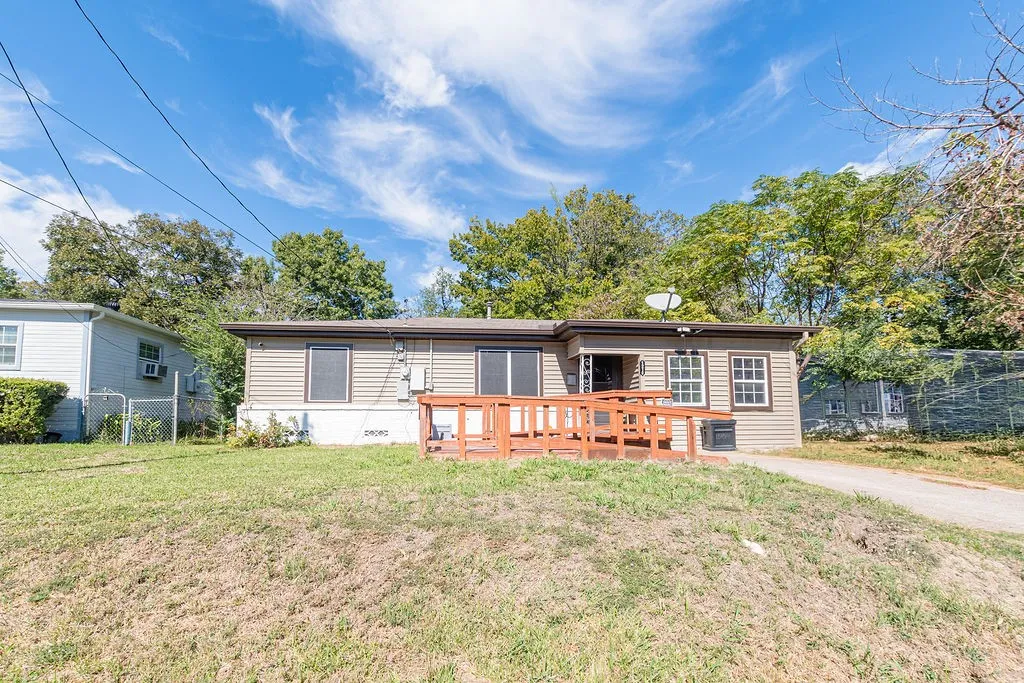 Single Family Residence For Sale in Hunt County , 1210 Pollard Street, Greenville, Texas 75401, 3 Bedroom, 2 Bathroom, Garage spaces, 1,140 Sqft, built in 1970, mls#21420631, Real Estate Agent in Greenville, Homes For Sale in Hunt county, Homes For Sale in Greenville, Realtor in Greenville Texas, Real Estate Brokerage Independent Realty Texas, Luminita Cordes Realtor