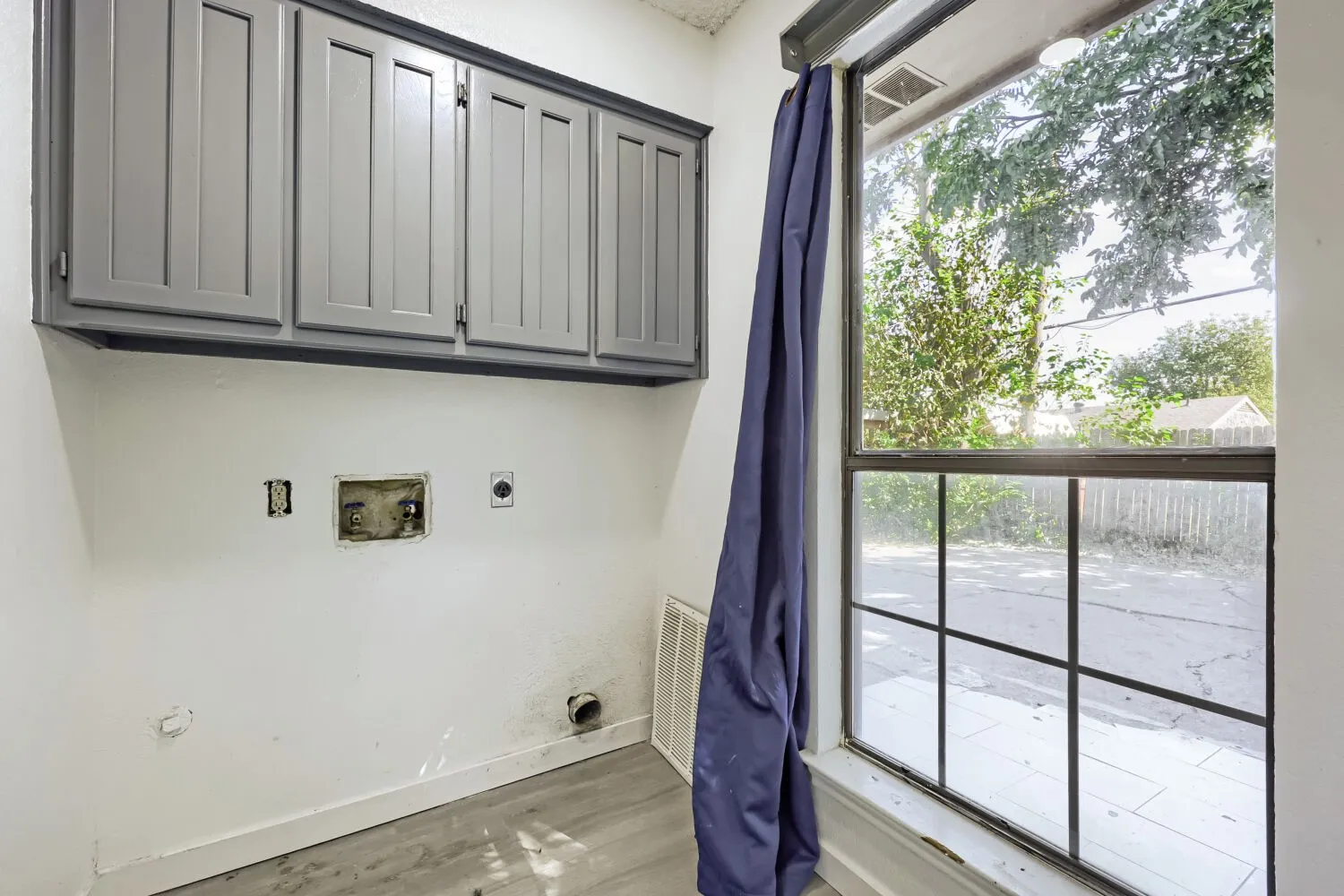 Townhouse For Sale in Tarrant County , 2409 Summer Place Drive, Arlington, Texas 76014, 2 Bedroom, 2 Bathroom, Garage spaces, 1,227 Sqft, built in 1985, mls#21418361, Real Estate Agent in Arlington, Homes For Sale in Tarrant county, Homes For Sale in Arlington, Realtor in Arlington Texas, Real Estate Brokerage Independent Realty Texas, Luminita Cordes Realtor