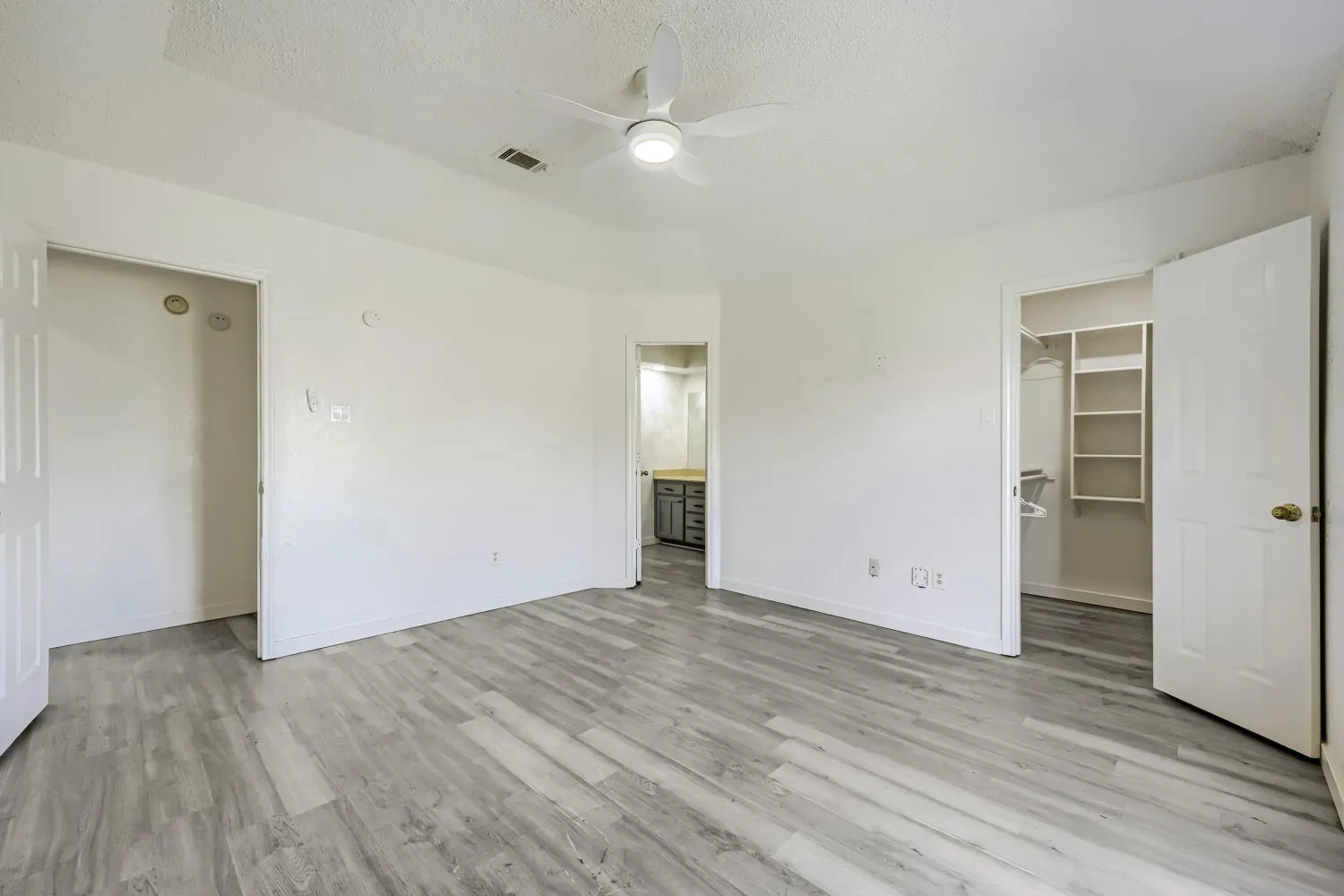 Townhouse For Sale in Tarrant County , 2409 Summer Place Drive, Arlington, Texas 76014, 2 Bedroom, 2 Bathroom, Garage spaces, 1,227 Sqft, built in 1985, mls#21418361, Real Estate Agent in Arlington, Homes For Sale in Tarrant county, Homes For Sale in Arlington, Realtor in Arlington Texas, Real Estate Brokerage Independent Realty Texas, Luminita Cordes Realtor