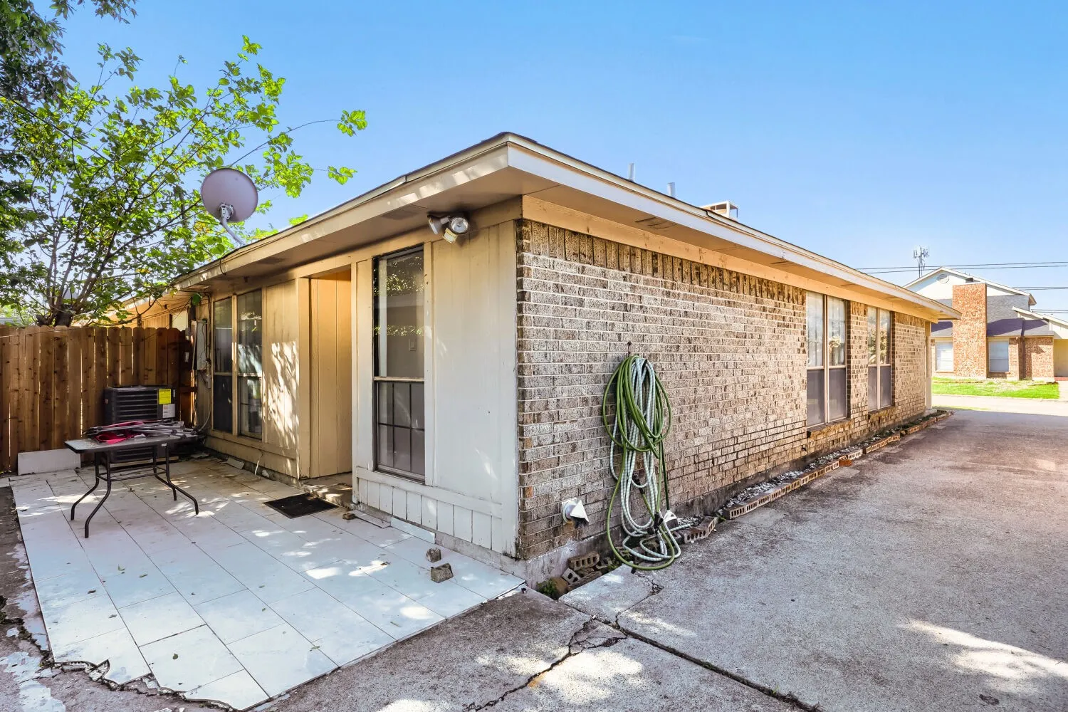 Townhouse For Sale in Tarrant County , 2409 Summer Place Drive, Arlington, Texas 76014, 2 Bedroom, 2 Bathroom, Garage spaces, 1,227 Sqft, built in 1985, mls#21418361, Real Estate Agent in Arlington, Homes For Sale in Tarrant county, Homes For Sale in Arlington, Realtor in Arlington Texas, Real Estate Brokerage Independent Realty Texas, Luminita Cordes Realtor