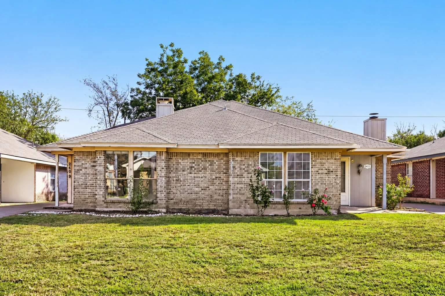 Townhouse For Sale in Tarrant County , 2409 Summer Place Drive, Arlington, Texas 76014, 2 Bedroom, 2 Bathroom, Garage spaces, 1,227 Sqft, built in 1985, mls#21418361, Real Estate Agent in Arlington, Homes For Sale in Tarrant county, Homes For Sale in Arlington, Realtor in Arlington Texas, Real Estate Brokerage Independent Realty Texas, Luminita Cordes Realtor