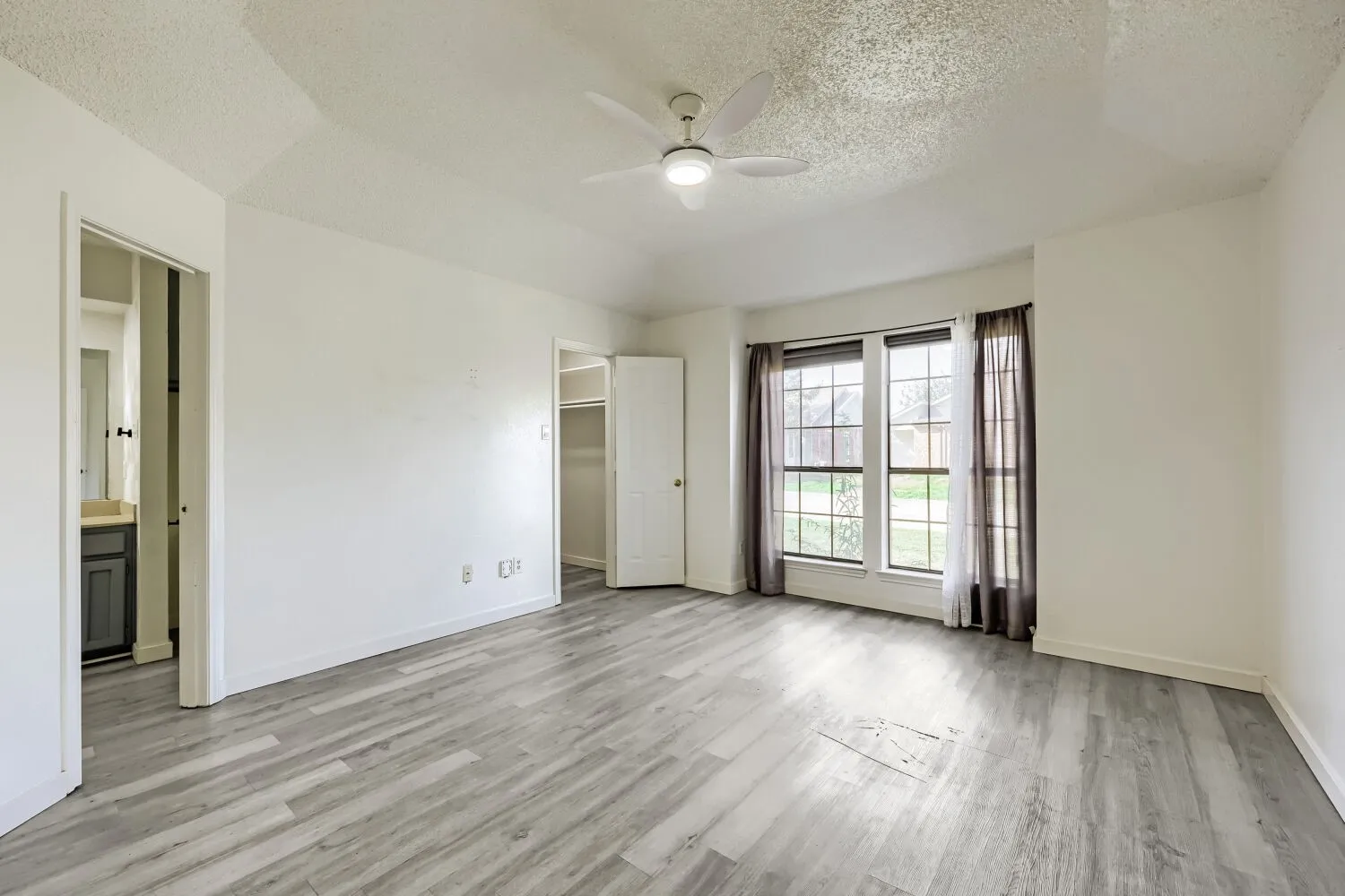 Townhouse For Sale in Tarrant County , 2409 Summer Place Drive, Arlington, Texas 76014, 2 Bedroom, 2 Bathroom, Garage spaces, 1,227 Sqft, built in 1985, mls#21418361, Real Estate Agent in Arlington, Homes For Sale in Tarrant county, Homes For Sale in Arlington, Realtor in Arlington Texas, Real Estate Brokerage Independent Realty Texas, Luminita Cordes Realtor