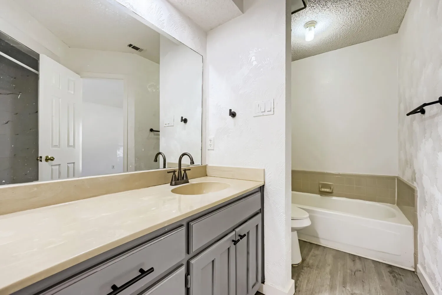 Townhouse For Sale in Tarrant County , 2409 Summer Place Drive, Arlington, Texas 76014, 2 Bedroom, 2 Bathroom, Garage spaces, 1,227 Sqft, built in 1985, mls#21418361, Real Estate Agent in Arlington, Homes For Sale in Tarrant county, Homes For Sale in Arlington, Realtor in Arlington Texas, Real Estate Brokerage Independent Realty Texas, Luminita Cordes Realtor