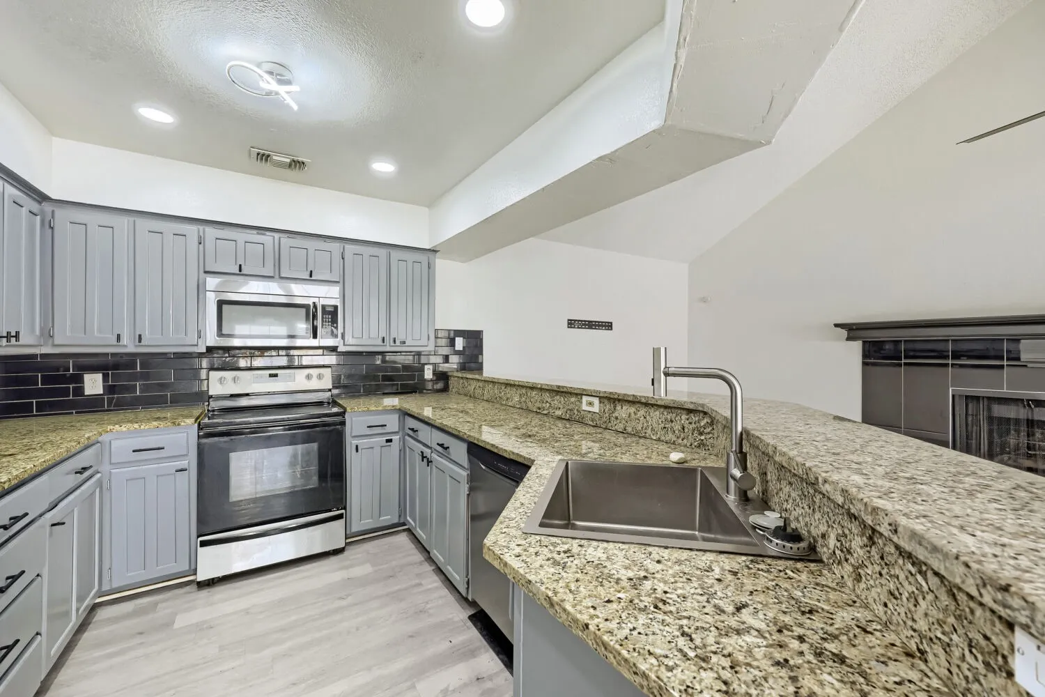 Townhouse For Sale in Tarrant County , 2409 Summer Place Drive, Arlington, Texas 76014, 2 Bedroom, 2 Bathroom, Garage spaces, 1,227 Sqft, built in 1985, mls#21418361, Real Estate Agent in Arlington, Homes For Sale in Tarrant county, Homes For Sale in Arlington, Realtor in Arlington Texas, Real Estate Brokerage Independent Realty Texas, Luminita Cordes Realtor