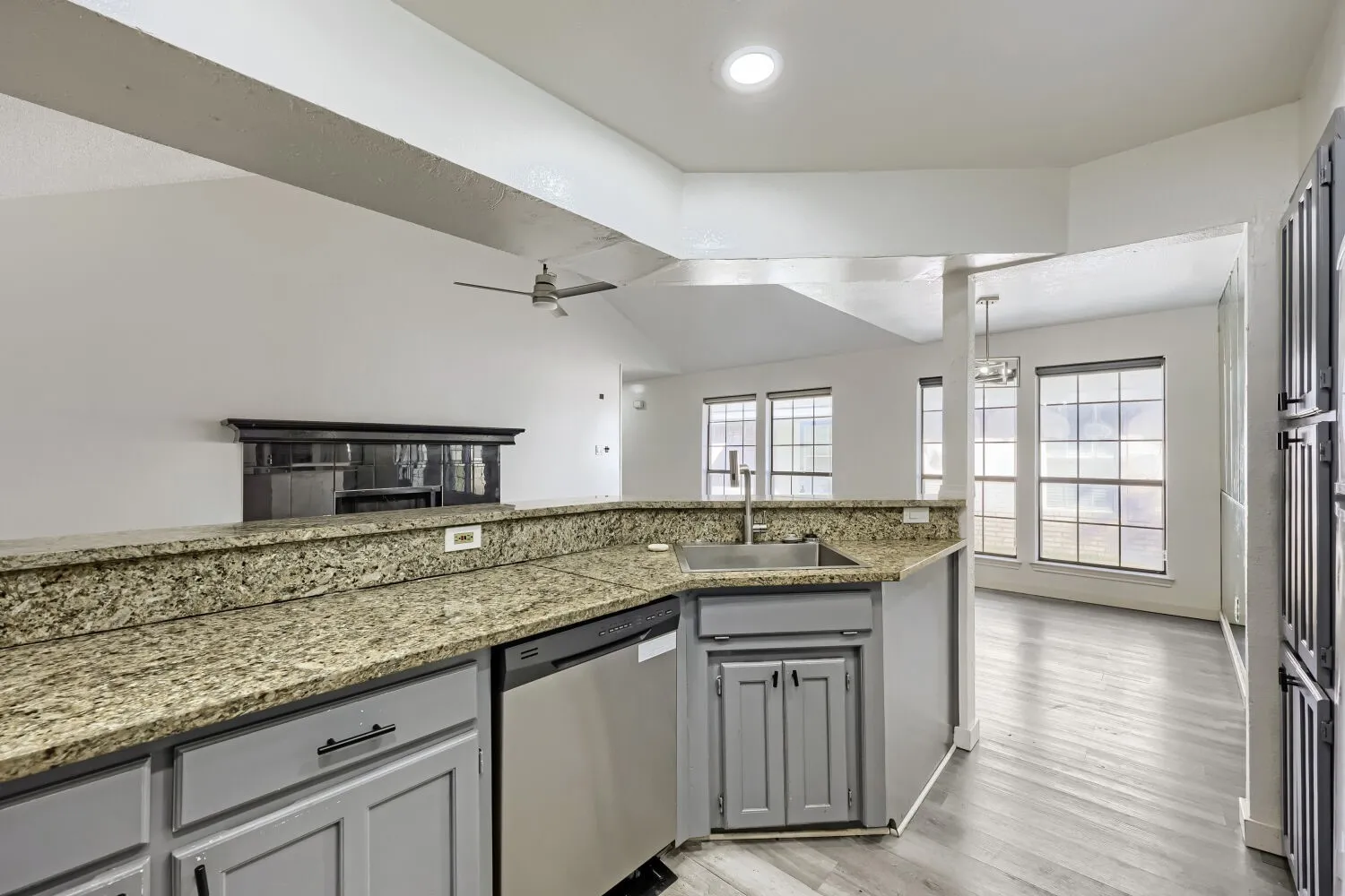 Townhouse For Sale in Tarrant County , 2409 Summer Place Drive, Arlington, Texas 76014, 2 Bedroom, 2 Bathroom, Garage spaces, 1,227 Sqft, built in 1985, mls#21418361, Real Estate Agent in Arlington, Homes For Sale in Tarrant county, Homes For Sale in Arlington, Realtor in Arlington Texas, Real Estate Brokerage Independent Realty Texas, Luminita Cordes Realtor