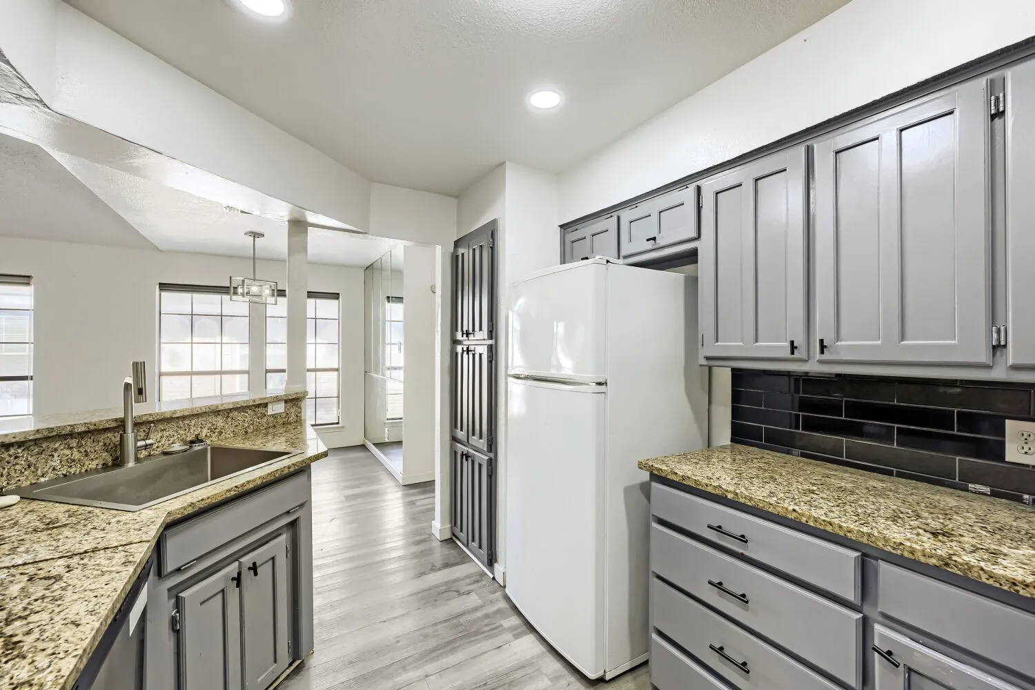 Townhouse For Sale in Tarrant County , 2409 Summer Place Drive, Arlington, Texas 76014, 2 Bedroom, 2 Bathroom, Garage spaces, 1,227 Sqft, built in 1985, mls#21418361, Real Estate Agent in Arlington, Homes For Sale in Tarrant county, Homes For Sale in Arlington, Realtor in Arlington Texas, Real Estate Brokerage Independent Realty Texas, Luminita Cordes Realtor