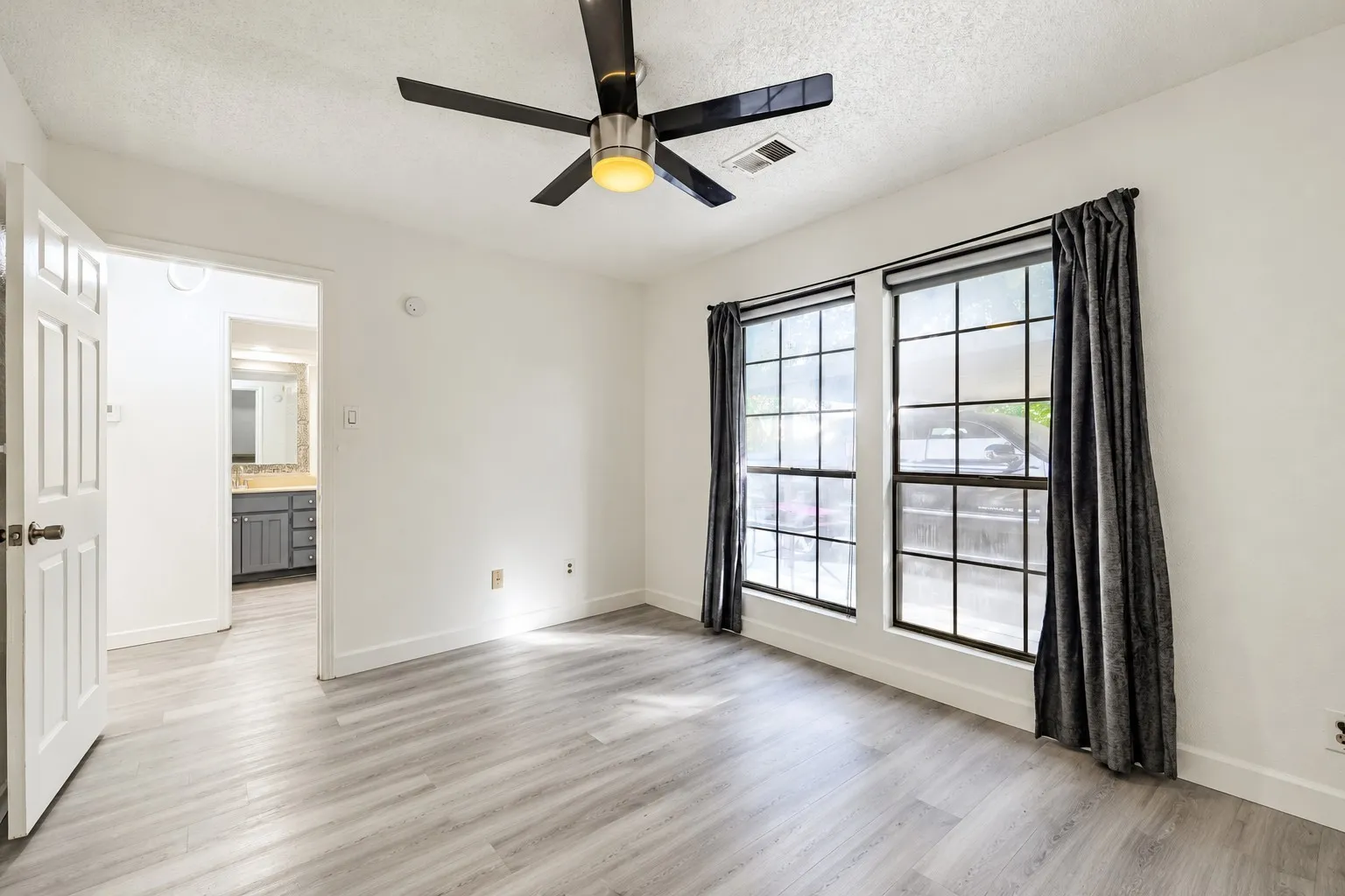 Townhouse For Sale in Tarrant County , 2409 Summer Place Drive, Arlington, Texas 76014, 2 Bedroom, 2 Bathroom, Garage spaces, 1,227 Sqft, built in 1985, mls#21418361, Real Estate Agent in Arlington, Homes For Sale in Tarrant county, Homes For Sale in Arlington, Realtor in Arlington Texas, Real Estate Brokerage Independent Realty Texas, Luminita Cordes Realtor