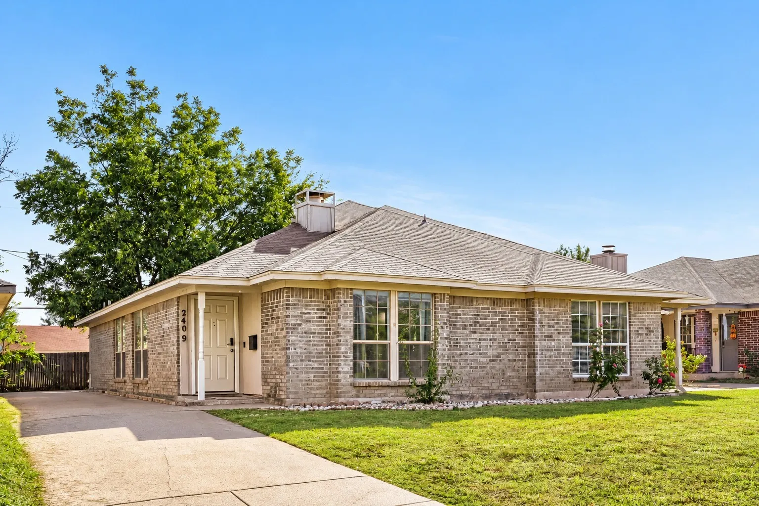 Townhouse For Sale in Tarrant County , 2409 Summer Place Drive, Arlington, Texas 76014, 2 Bedroom, 2 Bathroom, Garage spaces, 1,227 Sqft, built in 1985, mls#21418361, Real Estate Agent in Arlington, Homes For Sale in Tarrant county, Homes For Sale in Arlington, Realtor in Arlington Texas, Real Estate Brokerage Independent Realty Texas, Luminita Cordes Realtor