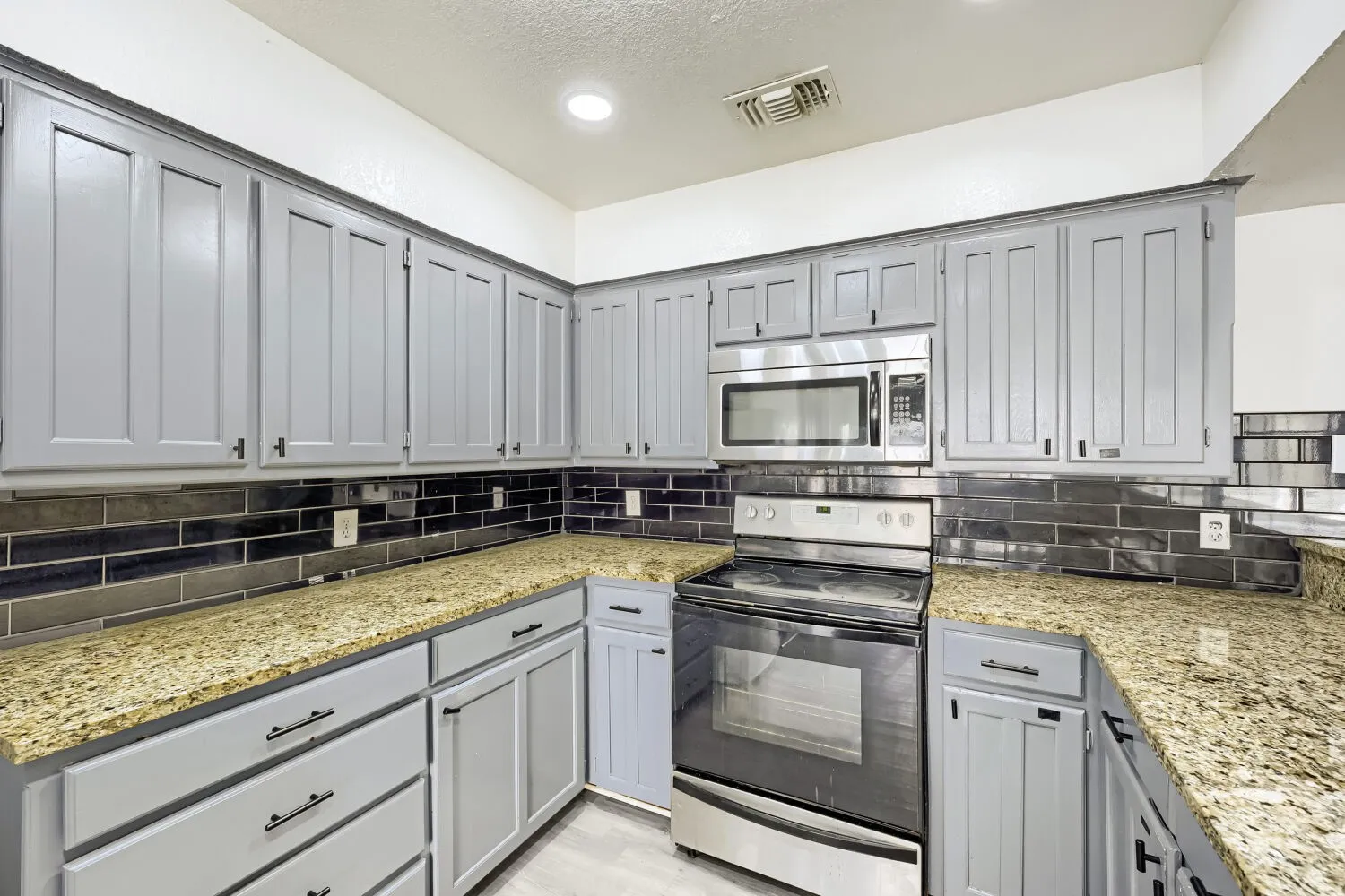 Townhouse For Sale in Tarrant County , 2409 Summer Place Drive, Arlington, Texas 76014, 2 Bedroom, 2 Bathroom, Garage spaces, 1,227 Sqft, built in 1985, mls#21418361, Real Estate Agent in Arlington, Homes For Sale in Tarrant county, Homes For Sale in Arlington, Realtor in Arlington Texas, Real Estate Brokerage Independent Realty Texas, Luminita Cordes Realtor