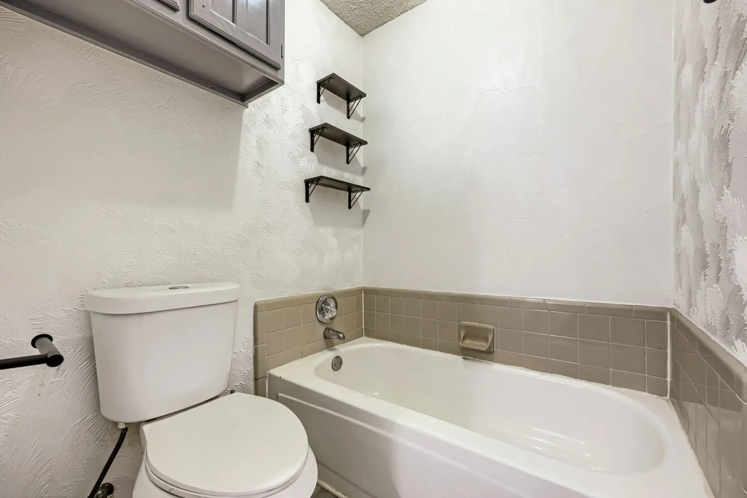 Townhouse For Sale in Tarrant County , 2409 Summer Place Drive, Arlington, Texas 76014, 2 Bedroom, 2 Bathroom, Garage spaces, 1,227 Sqft, built in 1985, mls#21418361, Real Estate Agent in Arlington, Homes For Sale in Tarrant county, Homes For Sale in Arlington, Realtor in Arlington Texas, Real Estate Brokerage Independent Realty Texas, Luminita Cordes Realtor