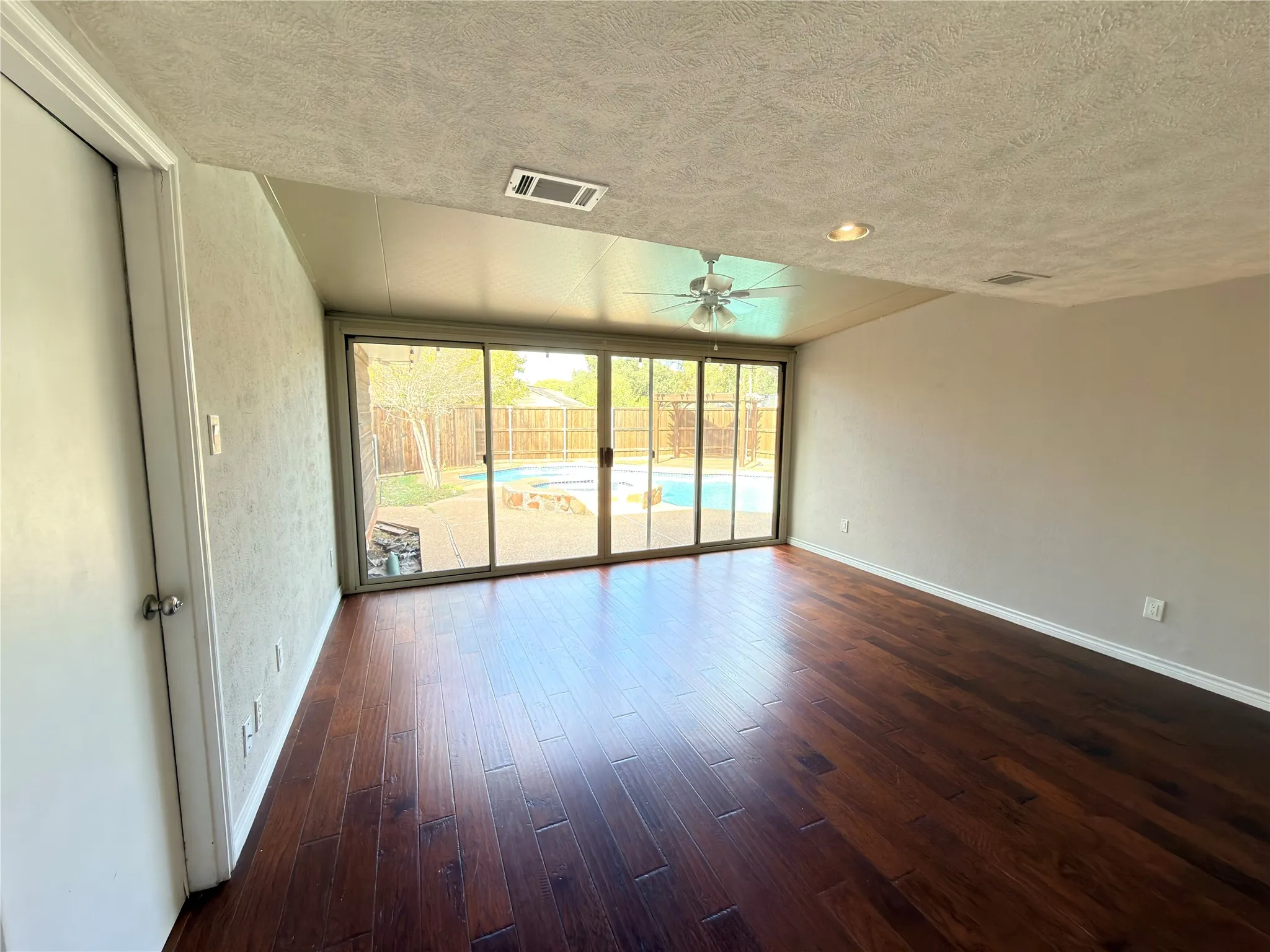 Single Family Residence For Rent in Collin County , 4109 Twilight Trail, Plano, Texas 75093, 4 Bedroom, 3 Bathroom, 2 Garage spaces, 2,013 Sqft, built in 1979, mls#21420650, Real Estate Agent in Plano, Homes For Rent in Collin county, Homes For Rent in Plano, Realtor in Plano Texas, Real Estate Brokerage Independent Realty Texas, Luminita Cordes Realtor