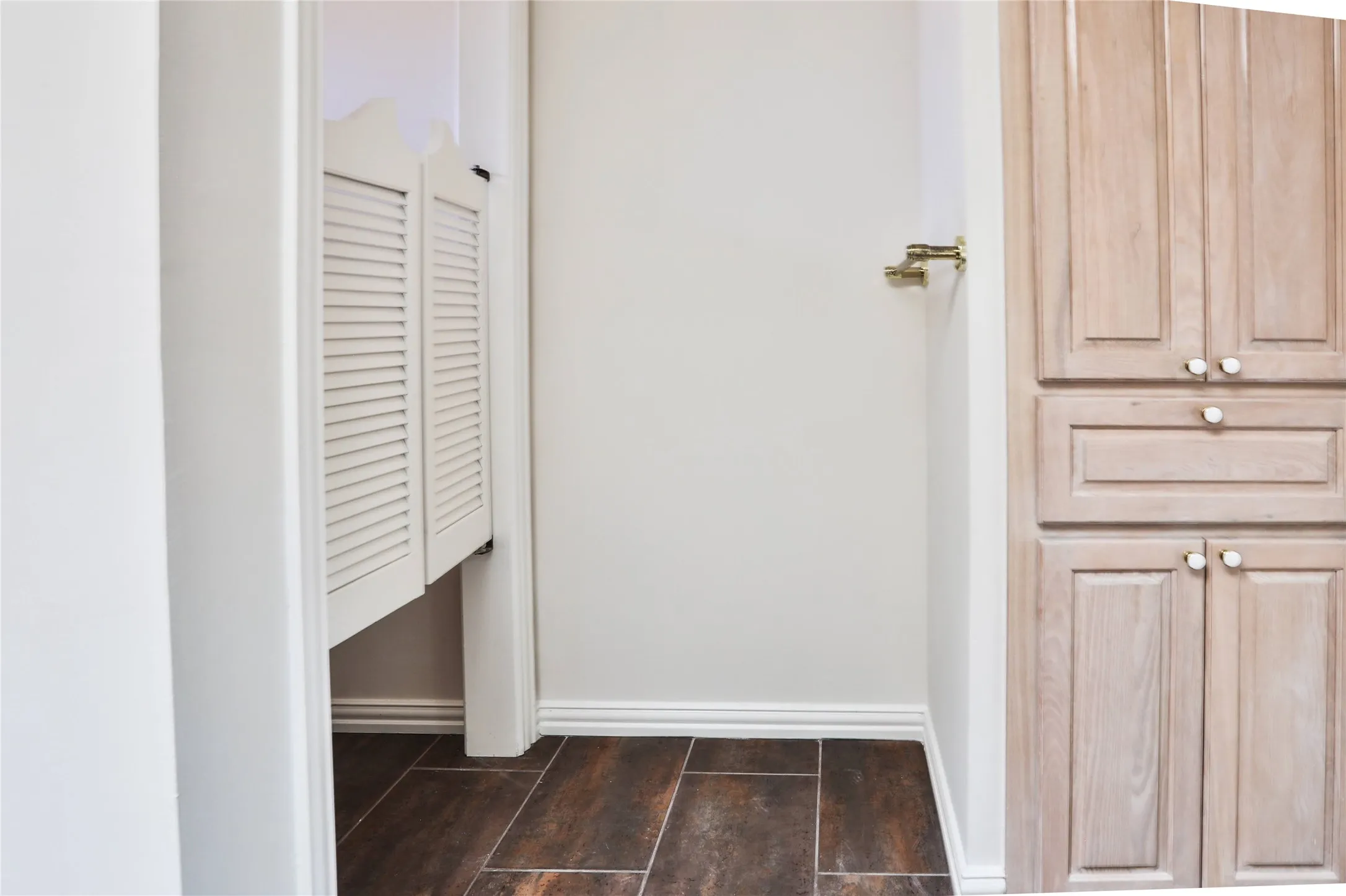Single Family Residence For Sale in Tarrant County , 1102 Cedarbrook Drive, Arlington, Texas 76006, 4 Bedroom, 5 Bathroom, 3 Garage spaces, 3,364 Sqft, built in 1993, mls#21415032, Real Estate Agent in Arlington, Homes For Sale in Tarrant county, Homes For Sale in Arlington, Realtor in Arlington Texas, Real Estate Brokerage Independent Realty Texas, Luminita Cordes Realtor