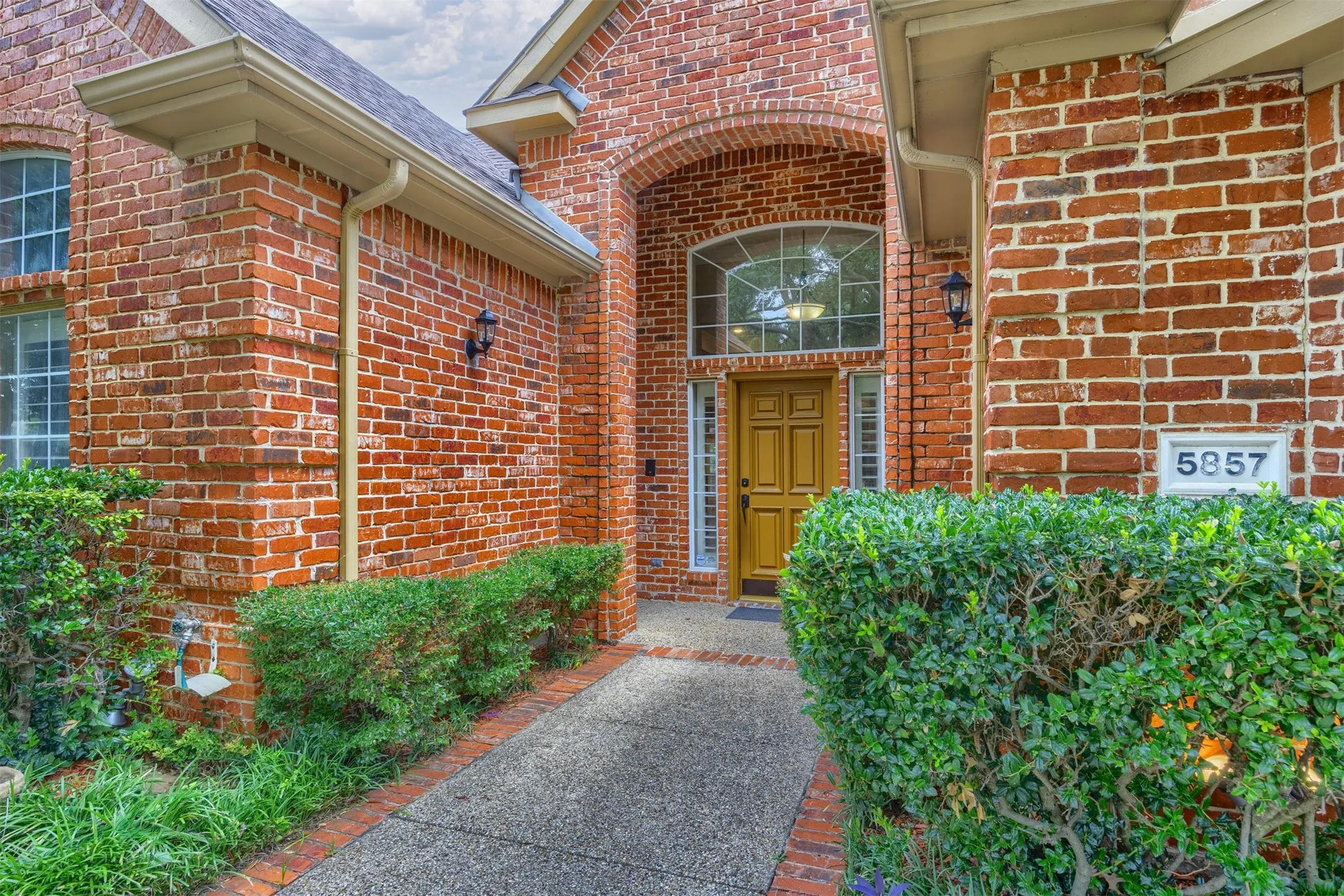 Single Family Residence For Rent in Collin County , 5857 Stone Meadow Drive, Plano, Texas 75093, 4 Bedroom, 3 Bathroom, 2 Garage spaces, 2,587 Sqft, built in 1994, mls#21420683, Real Estate Agent in Plano, Homes For Rent in Collin county, Homes For Rent in Plano, Realtor in Plano Texas, Real Estate Brokerage Independent Realty Texas, Luminita Cordes Realtor