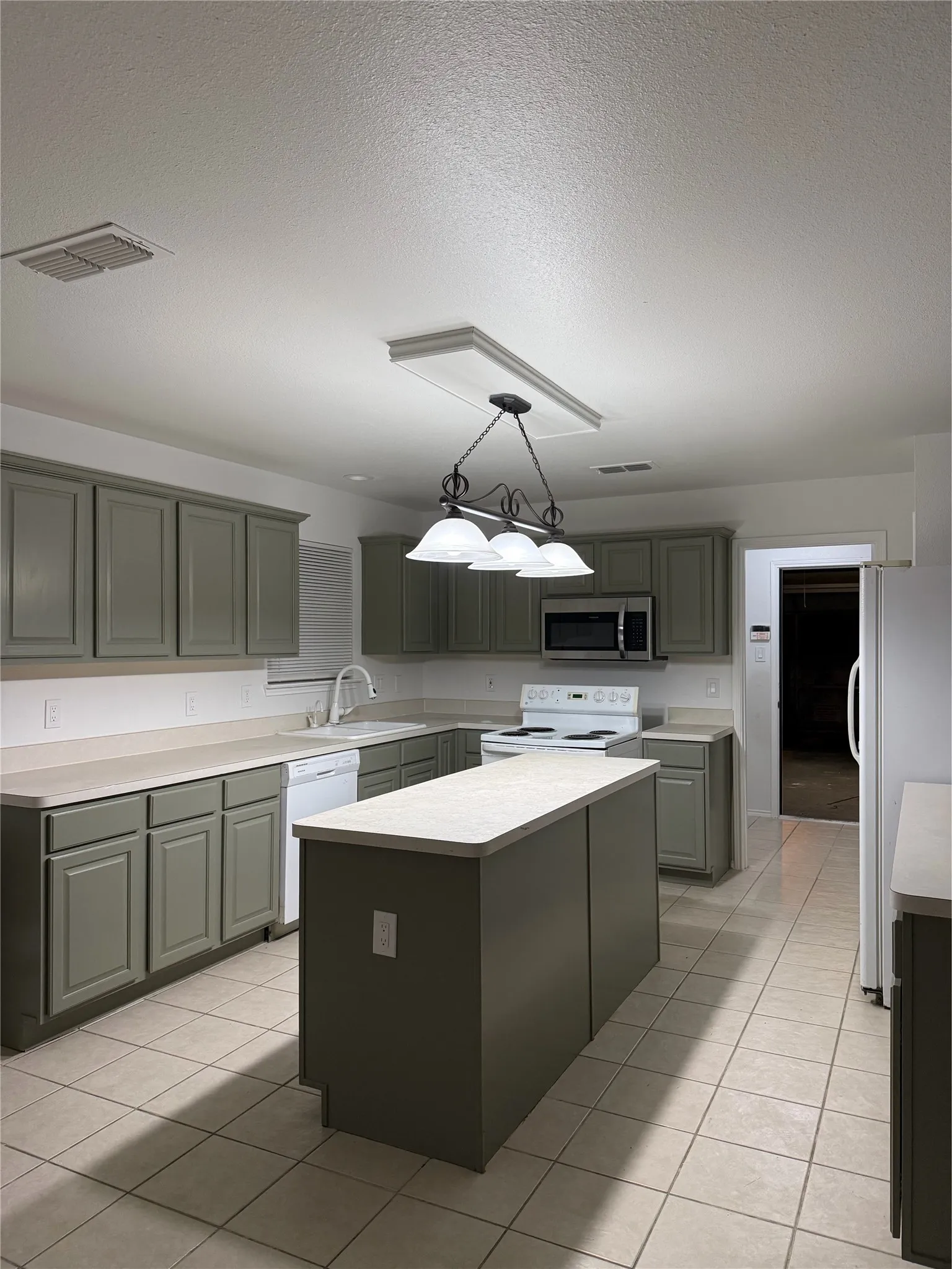 Single Family Residence For Rent in Tarrant County , 1913 Sail Fish Drive, Mansfield, Texas 76063, 3 Bedroom, 2 Bathroom, 2 Garage spaces, 1,626 Sqft, built in 2003, mls#21420774, Real Estate Agent in Mansfield, Homes For Rent in Tarrant county, Homes For Rent in Mansfield, Realtor in Mansfield Texas, Real Estate Brokerage Independent Realty Texas, Luminita Cordes Realtor