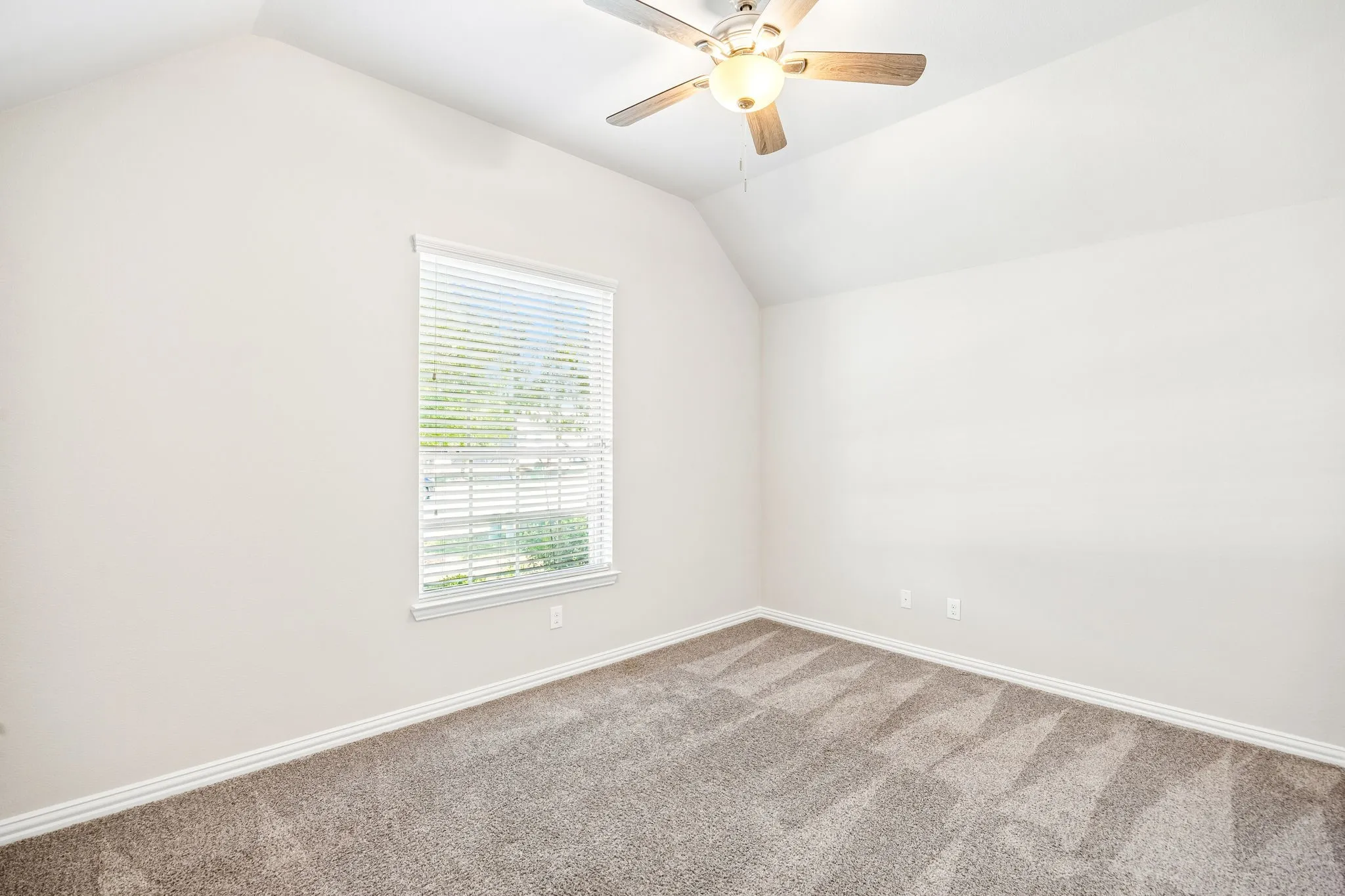 Single Family Residence For Sale in Collin County , 4312 Salado Creek Way, Celina, Texas 75078, 4 Bedroom, 3 Bathroom, 2 Garage spaces, 2,572 Sqft, built in 2017, mls#21404450, Real Estate Agent in Celina, Homes For Sale in Collin county, Homes For Sale in Celina, Realtor in Celina Texas, Real Estate Brokerage Independent Realty Texas, Luminita Cordes Realtor