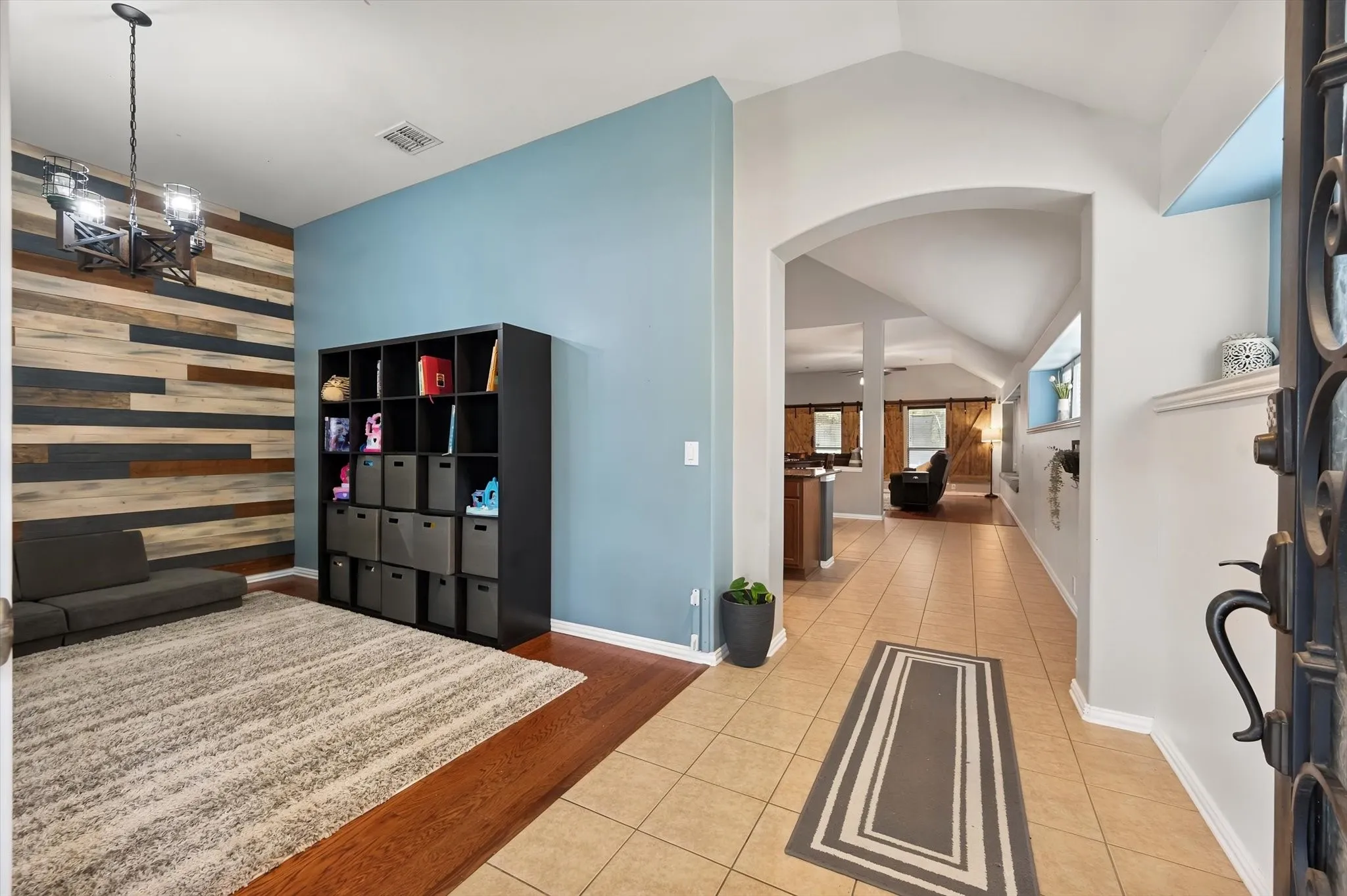 Single Family Residence For Sale in Tarrant County , 613 Vickie Street, Crowley, Texas 76036, 3 Bedroom, 3 Bathroom, 2 Garage spaces, 2,226 Sqft, built in 2008, mls#21416621, Real Estate Agent in Crowley, Homes For Sale in Tarrant county, Homes For Sale in Crowley, Realtor in Crowley Texas, Real Estate Brokerage Independent Realty Texas, Luminita Cordes Realtor