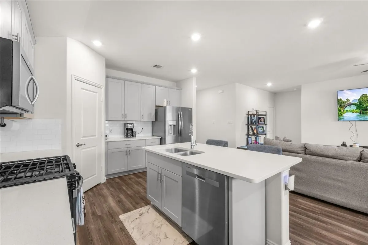 Single Family Residence For Sale in Tarrant County , 10604 Copeland Lane, Fort Worth, Texas 76126, 3 Bedroom, 2 Bathroom, 2 Garage spaces, 1,677 Sqft, built in 2022, mls#21417817, Real Estate Agent in Fort Worth, Homes For Sale in Tarrant county, Homes For Sale in Fort Worth, Realtor in Fort Worth Texas, Real Estate Brokerage Independent Realty Texas, Luminita Cordes Realtor