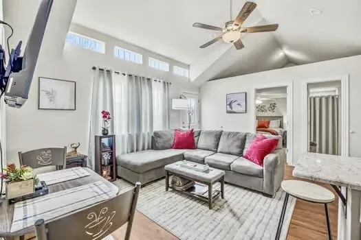 Breakfast area & spacious dining bar