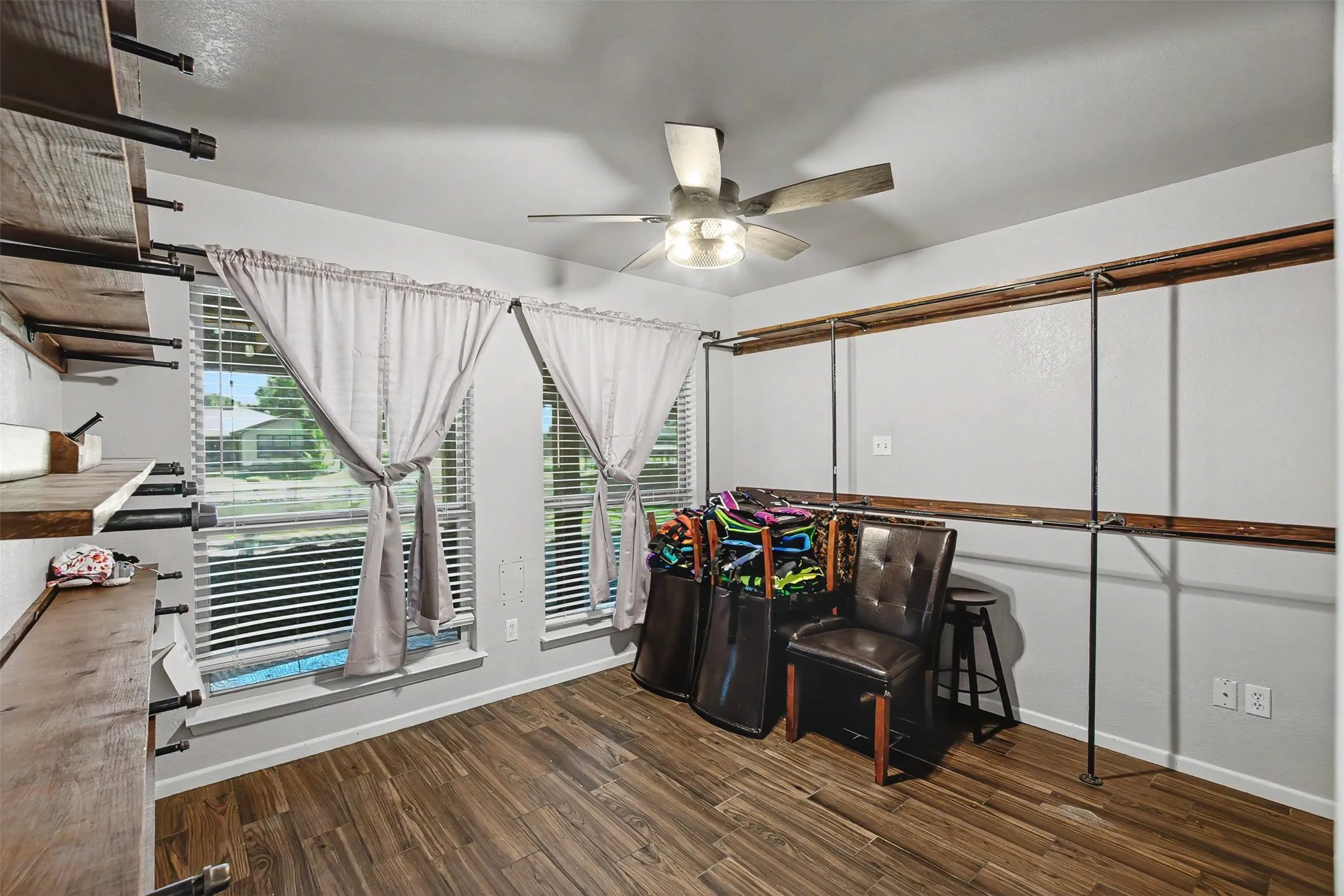 Single Family Residence For Sale in Hood County , 3801 Quail Run, Granbury, Texas 76049, 3 Bedroom, 2 Bathroom, 2 Garage spaces, 2,352 Sqft, built in 1976, mls#21419335, Real Estate Agent in Granbury, Homes For Sale in Hood county, Homes For Sale in Granbury, Realtor in Granbury Texas, Real Estate Brokerage Independent Realty Texas, Luminita Cordes Realtor
