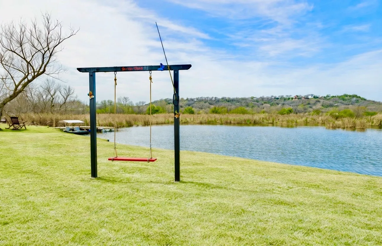 Designated photo spot! Swing away the stress.