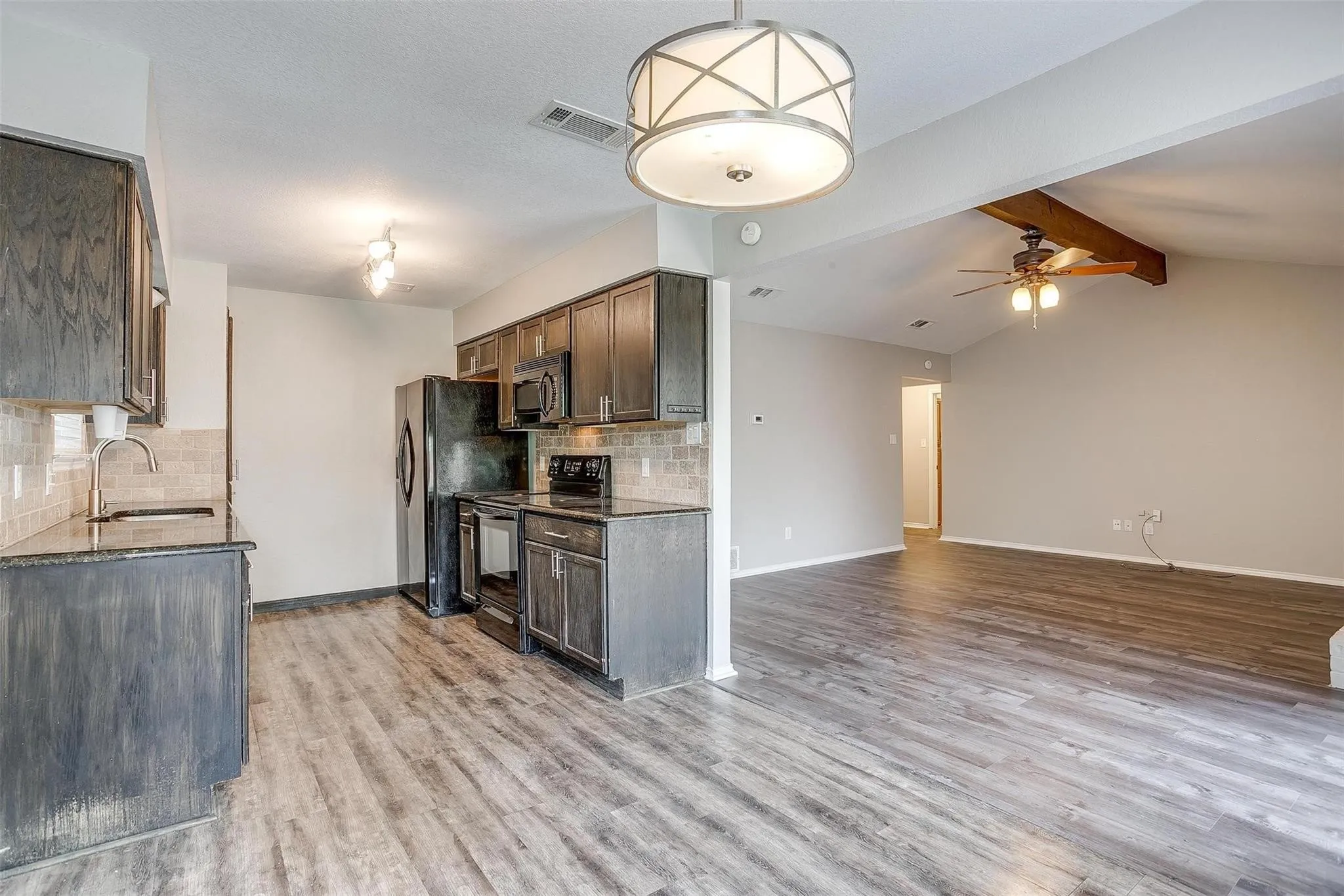 Single Family Residence For Rent in Tarrant County , 1400 Breckenridge Road, Mansfield, Texas 76063, 3 Bedroom, 2 Bathroom, 2 Garage spaces, 1,440 Sqft, built in 1981, mls#21420779, Real Estate Agent in Mansfield, Homes For Rent in Tarrant county, Homes For Rent in Mansfield, Realtor in Mansfield Texas, Real Estate Brokerage Independent Realty Texas, Luminita Cordes Realtor
