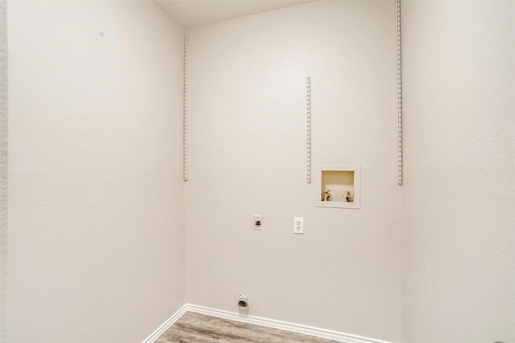 Single Family Residence For Rent in Tarrant County , 1400 Breckenridge Road, Mansfield, Texas 76063, 3 Bedroom, 2 Bathroom, 2 Garage spaces, 1,440 Sqft, built in 1981, mls#21420779, Real Estate Agent in Mansfield, Homes For Rent in Tarrant county, Homes For Rent in Mansfield, Realtor in Mansfield Texas, Real Estate Brokerage Independent Realty Texas, Luminita Cordes Realtor