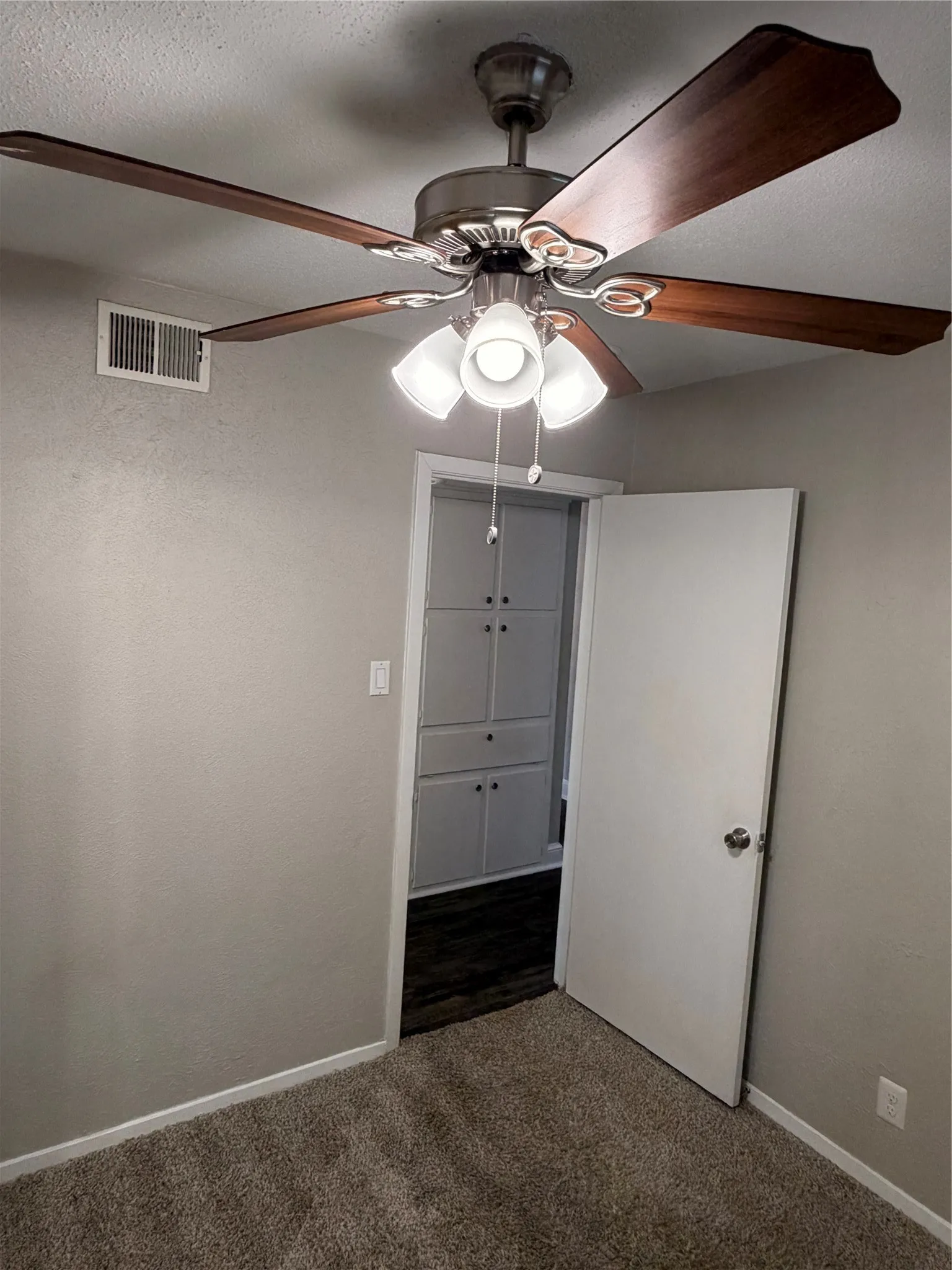Single Family Residence For Rent in Tarrant County , 725 Willow Street, Hurst, Texas 76053, 4 Bedroom, 2 Bathroom, 2 Garage spaces, 1,423 Sqft, built in 1963, mls#21420978, Real Estate Agent in Hurst, Homes For Rent in Tarrant county, Homes For Rent in Hurst, Realtor in Hurst Texas, Real Estate Brokerage Independent Realty Texas, Luminita Cordes Realtor