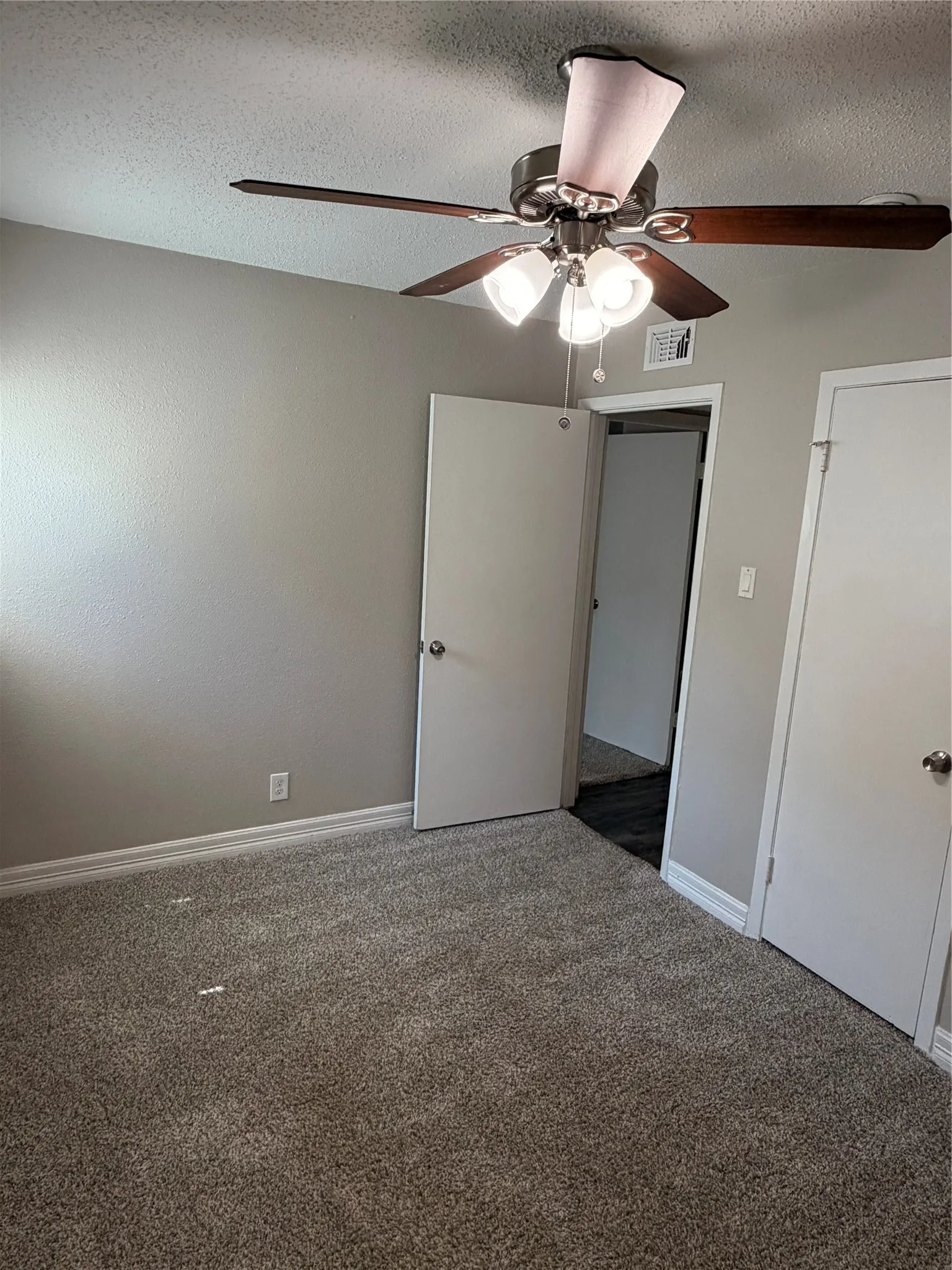 Single Family Residence For Rent in Tarrant County , 725 Willow Street, Hurst, Texas 76053, 4 Bedroom, 2 Bathroom, 2 Garage spaces, 1,423 Sqft, built in 1963, mls#21420978, Real Estate Agent in Hurst, Homes For Rent in Tarrant county, Homes For Rent in Hurst, Realtor in Hurst Texas, Real Estate Brokerage Independent Realty Texas, Luminita Cordes Realtor