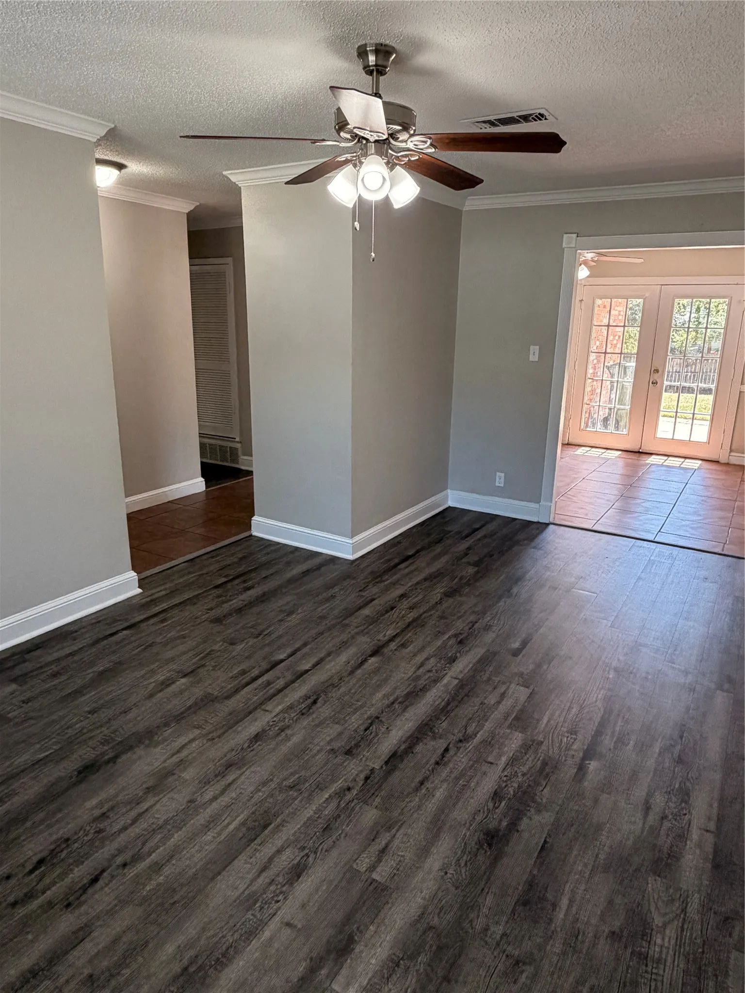 Single Family Residence For Rent in Tarrant County , 725 Willow Street, Hurst, Texas 76053, 4 Bedroom, 2 Bathroom, 2 Garage spaces, 1,423 Sqft, built in 1963, mls#21420978, Real Estate Agent in Hurst, Homes For Rent in Tarrant county, Homes For Rent in Hurst, Realtor in Hurst Texas, Real Estate Brokerage Independent Realty Texas, Luminita Cordes Realtor