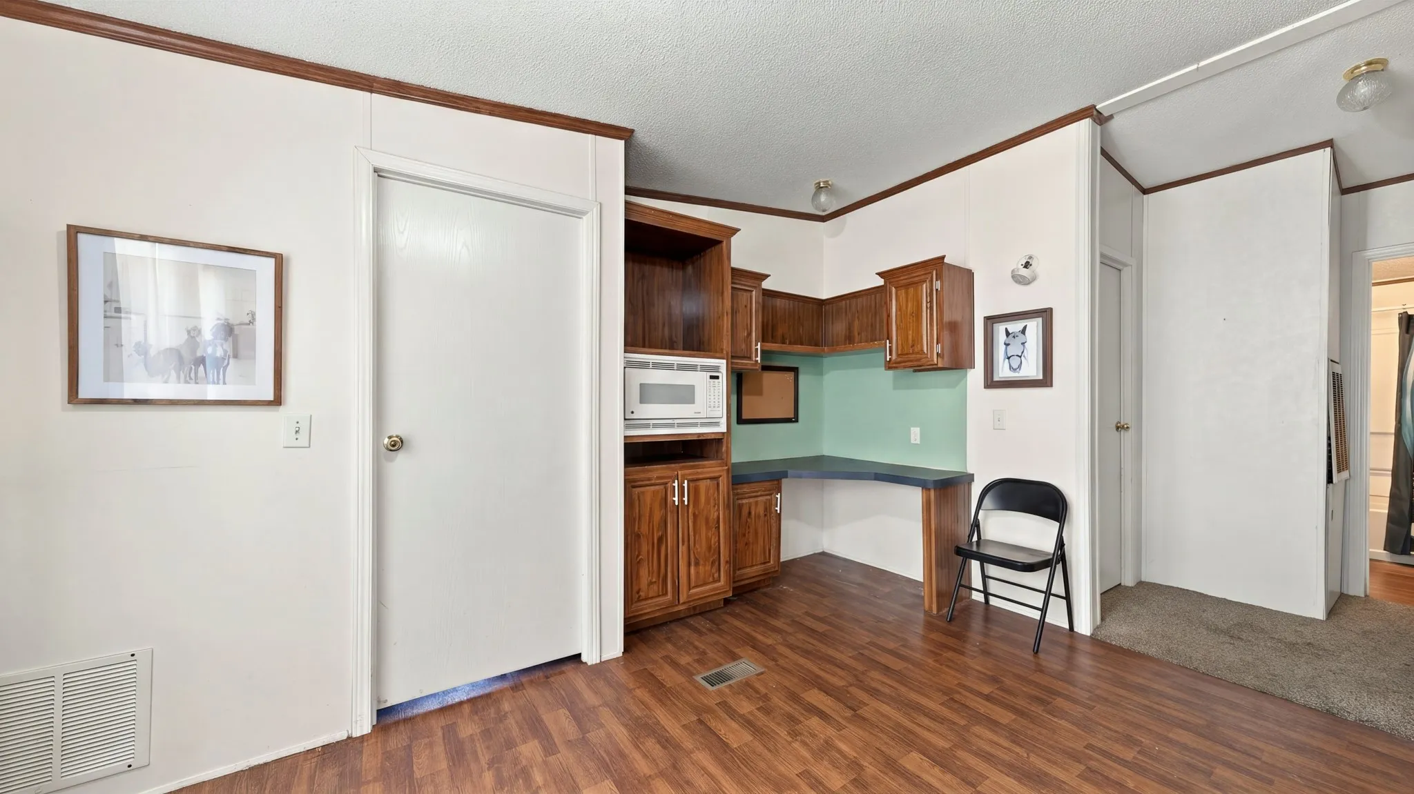 Kitchen featuring wood cabinetry, stone-style mosaic backsplash, central island with open shelving, wood-finish flooring, and a ceiling fan