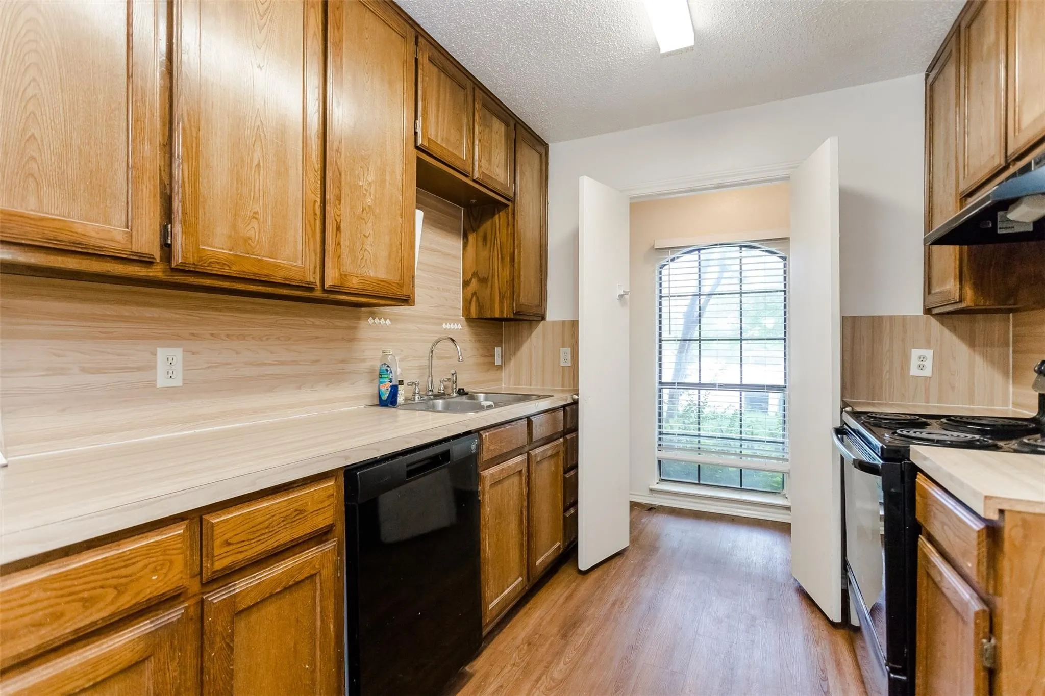 Duplex For Rent in Tarrant County , 2301 Kingsford Court, Arlington, Texas 76017, 3 Bedroom, 2 Bathroom, Garage spaces, 1,129 Sqft, built in 1985, mls#21420728, Real Estate Agent in Arlington, Homes For Rent in Tarrant county, Homes For Rent in Arlington, Realtor in Arlington Texas, Real Estate Brokerage Independent Realty Texas, Luminita Cordes Realtor