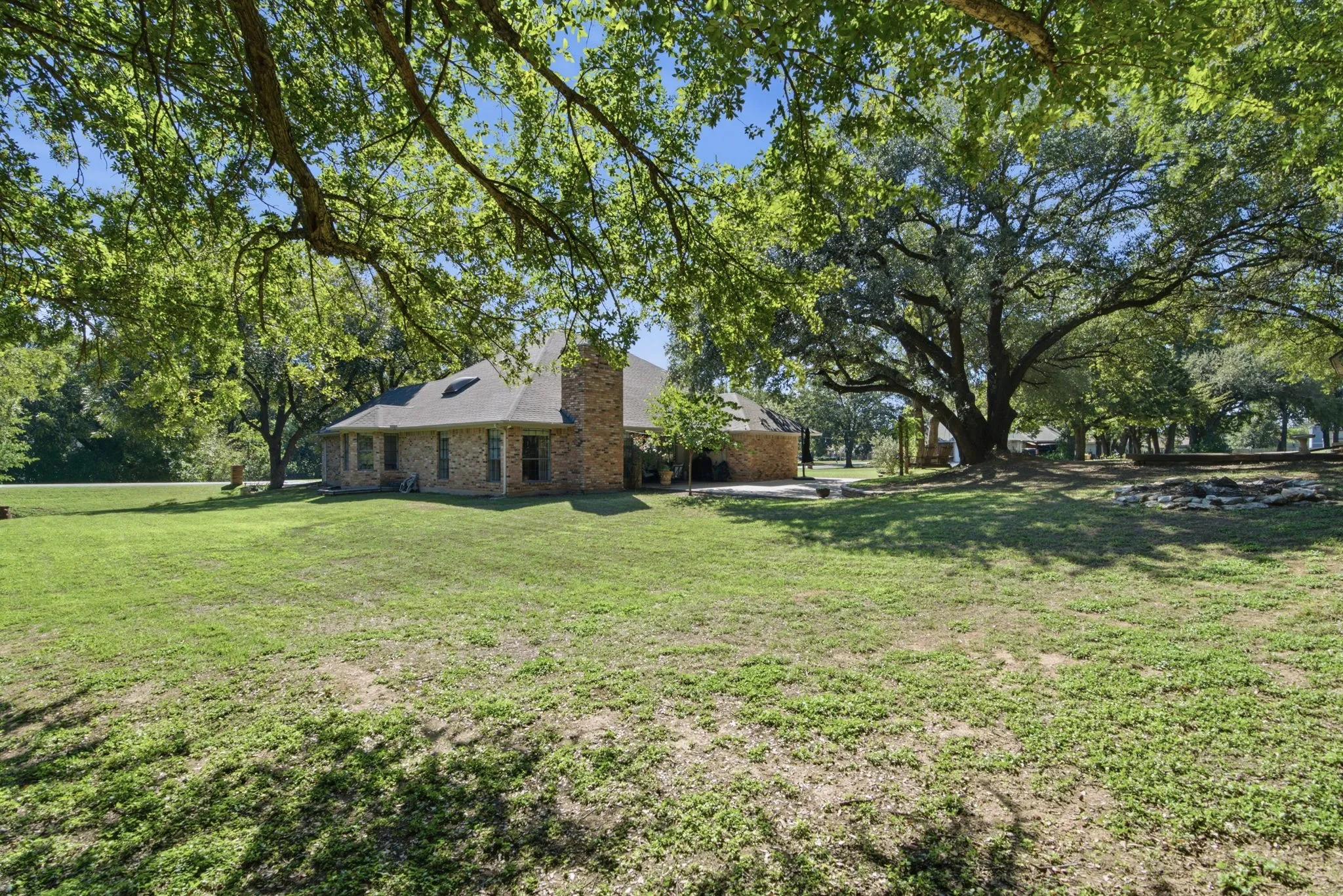 Single Family Residence For Sale in Hood County , 404 Aqua Vista Drive, Granbury, Texas 76049, 4 Bedroom, 2 Bathroom, 2 Garage spaces, 2,295 Sqft, built in 1989, mls#21420220, Real Estate Agent in Granbury, Homes For Sale in Hood county, Homes For Sale in Granbury, Realtor in Granbury Texas, Real Estate Brokerage Independent Realty Texas, Luminita Cordes Realtor