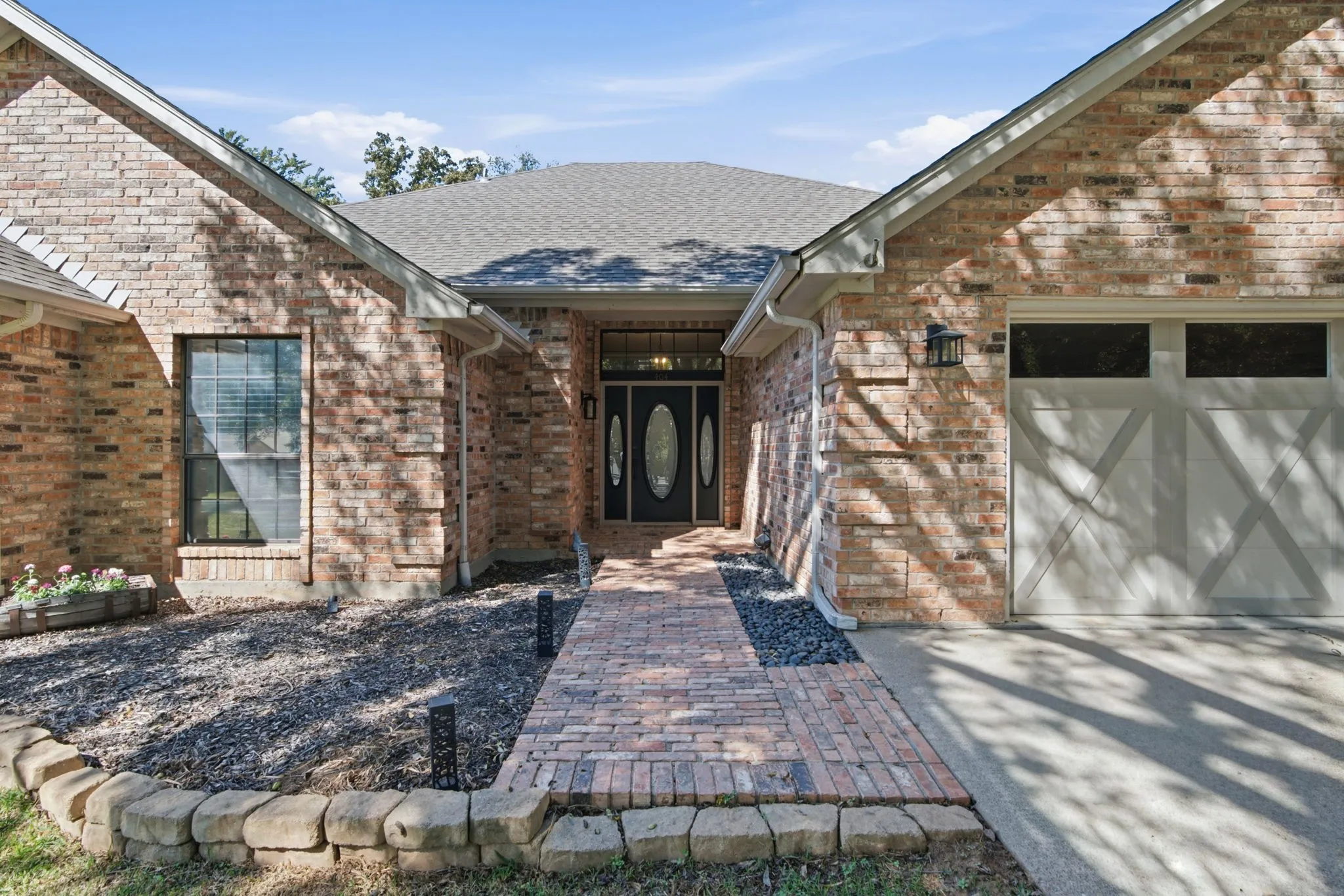 Single Family Residence For Sale in Hood County , 404 Aqua Vista Drive, Granbury, Texas 76049, 4 Bedroom, 2 Bathroom, 2 Garage spaces, 2,295 Sqft, built in 1989, mls#21420220, Real Estate Agent in Granbury, Homes For Sale in Hood county, Homes For Sale in Granbury, Realtor in Granbury Texas, Real Estate Brokerage Independent Realty Texas, Luminita Cordes Realtor