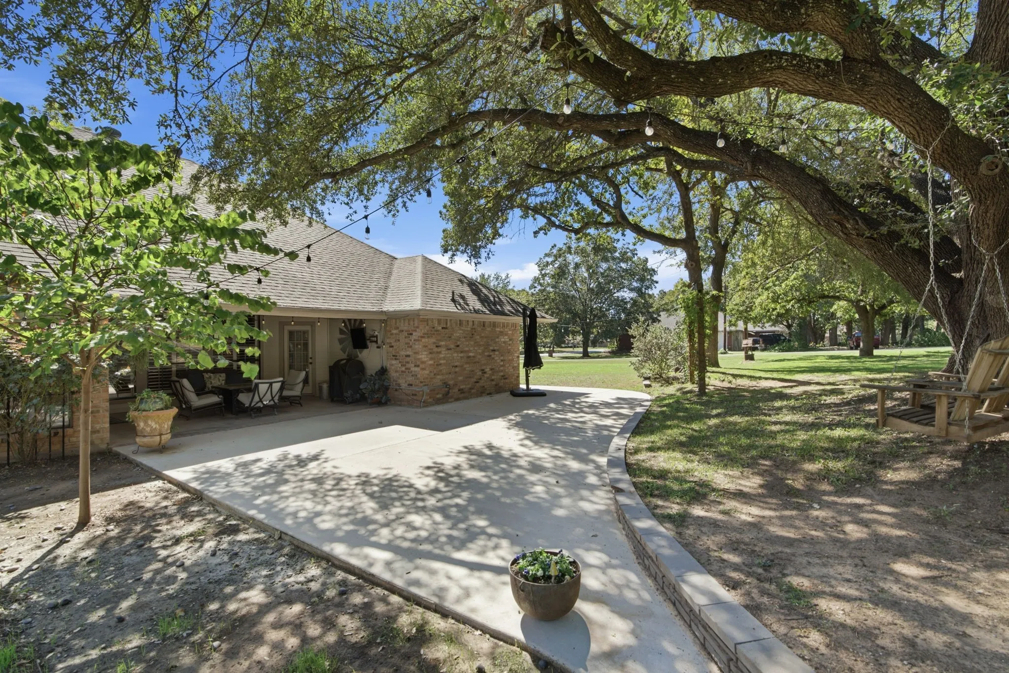 Single Family Residence For Sale in Hood County , 404 Aqua Vista Drive, Granbury, Texas 76049, 4 Bedroom, 2 Bathroom, 2 Garage spaces, 2,295 Sqft, built in 1989, mls#21420220, Real Estate Agent in Granbury, Homes For Sale in Hood county, Homes For Sale in Granbury, Realtor in Granbury Texas, Real Estate Brokerage Independent Realty Texas, Luminita Cordes Realtor
